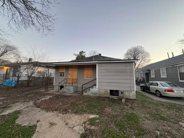 a view of a house with a back yard