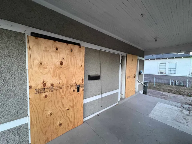 a view of empty room with a ceiling fan