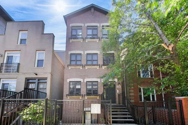 $900,000 | 1339 West Walton Street, Unit 3, Chicago, IL 60642