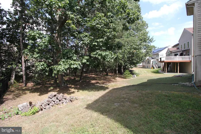 a view of a yard with a house