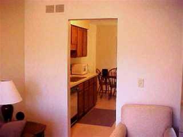 629 Byron Court Rochester, MI 48307 - Photo 6 of 11 31079521-5.JPG