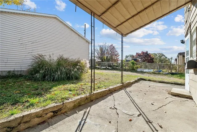 a view of a back yard