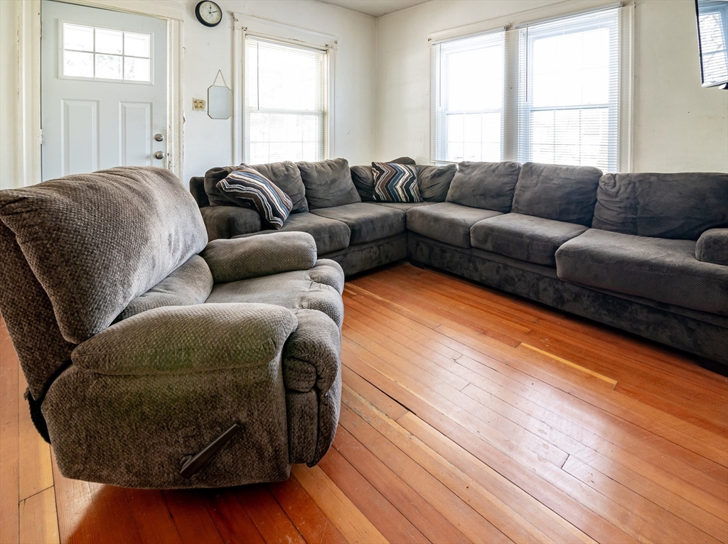 3 6th Avenue Dudley, MA 01571 - Photo 4 of 40