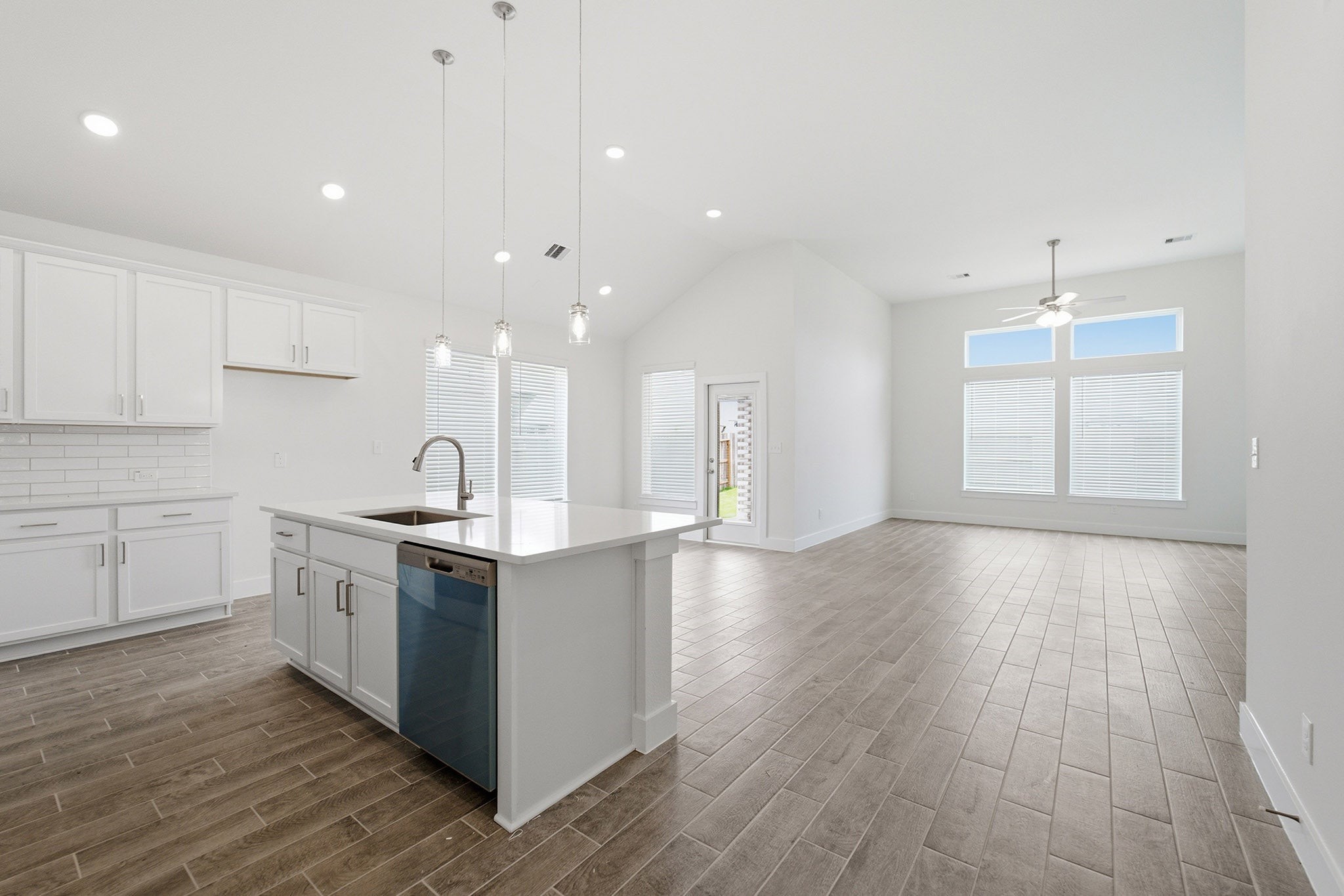 7902 Jasper Mdws Way Angleton, TX 77515 - Photo 10 of 25 Gallery Image 10