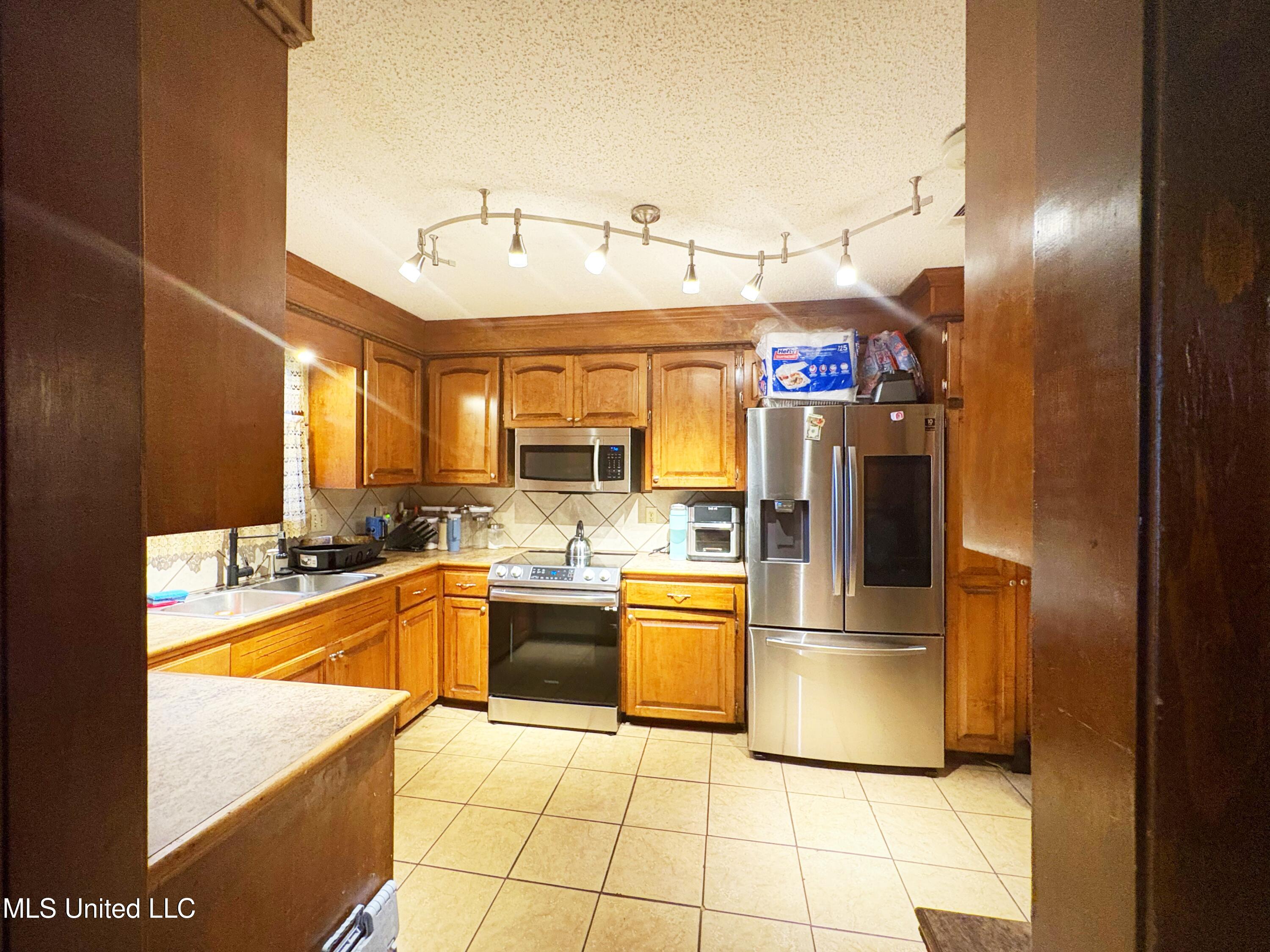 101 Dogwood Circle Brandon, MS 39047 - Photo 4 of 11 Kitchen