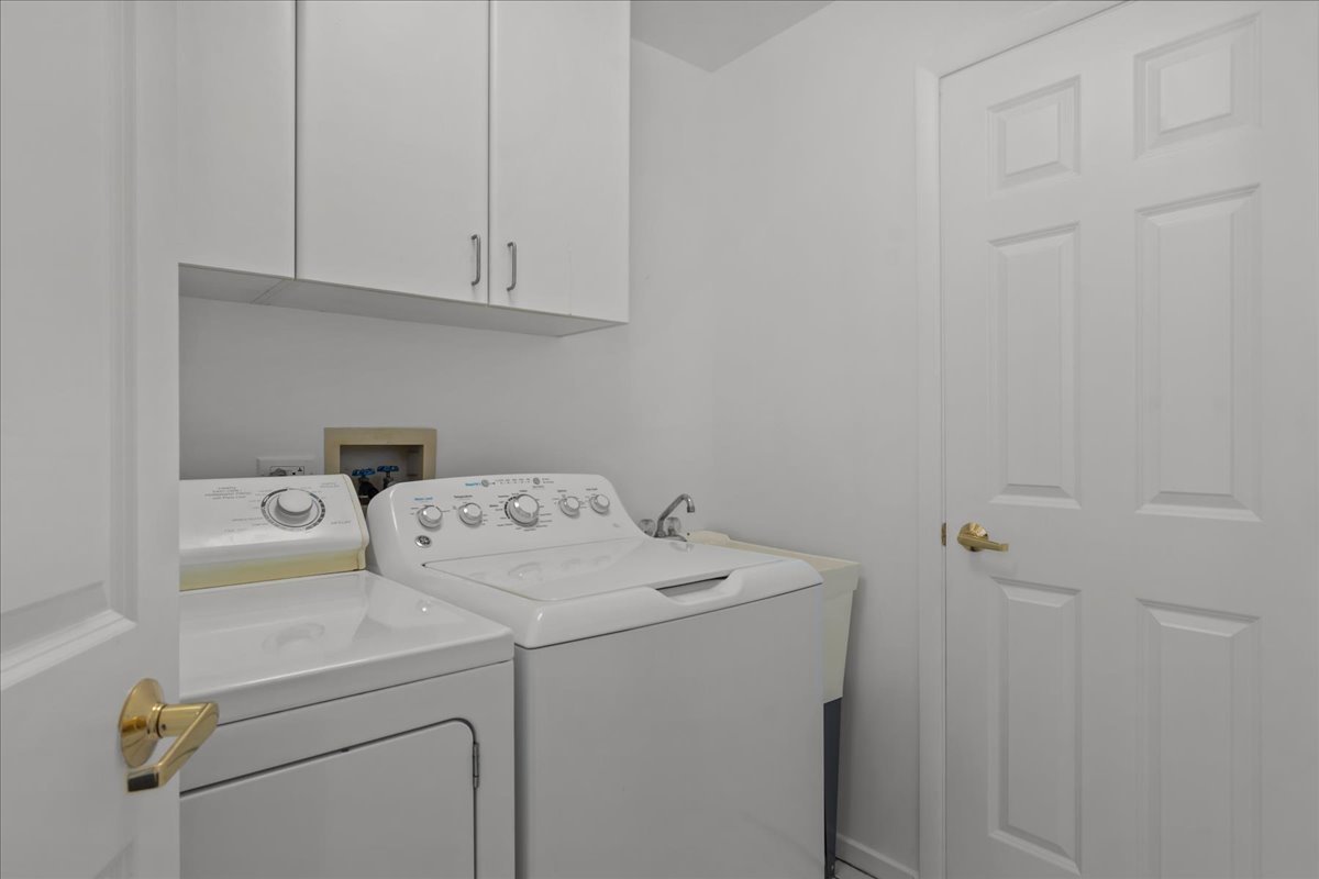 380 Green Bay Road, Unit 4D Winnetka, IL 60093 - Photo 24 of 25 a utility room with dryer and washer