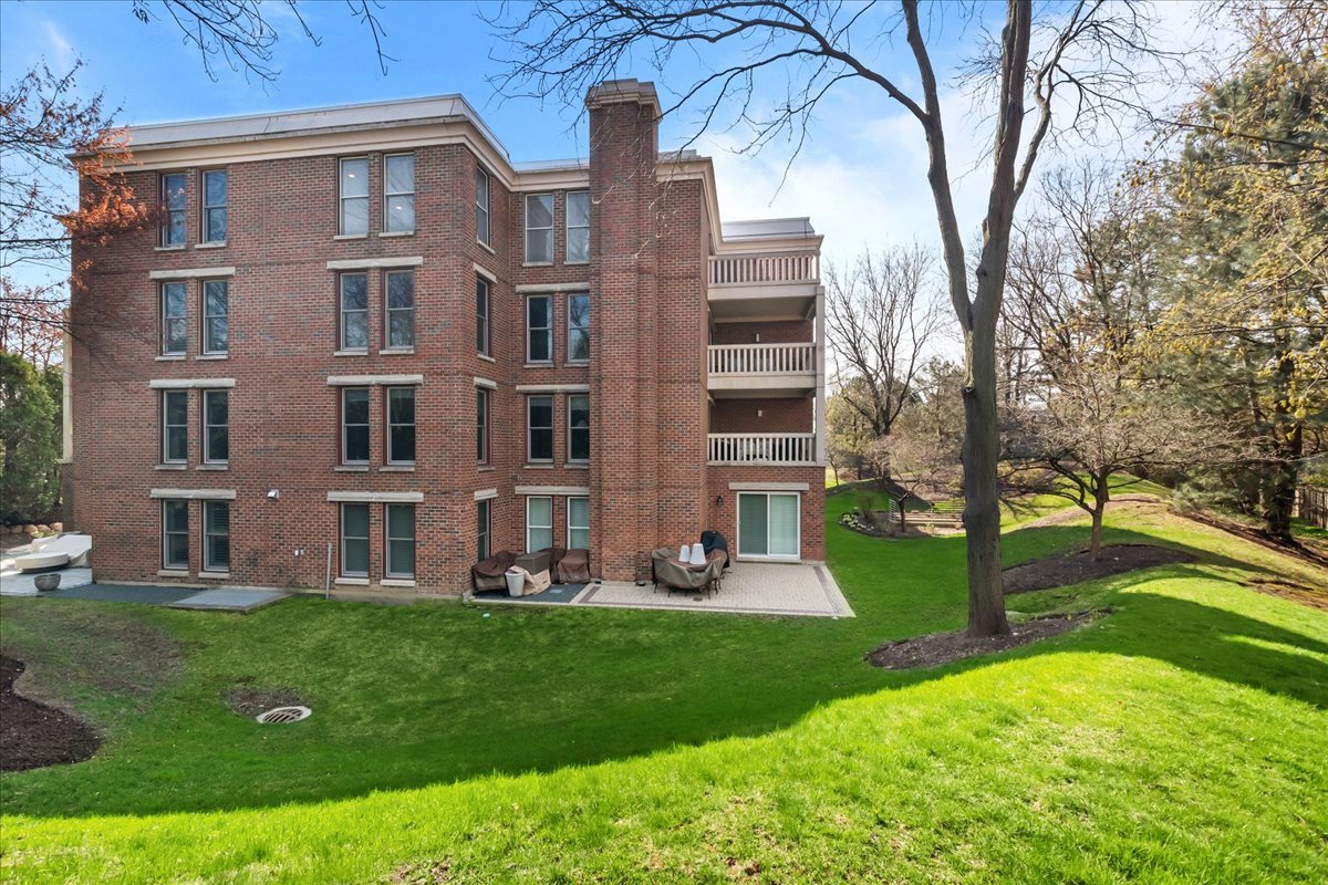 380 Green Bay Road, Unit 4D Winnetka, IL 60093 - Photo 3 of 25 a view of a building with garden
