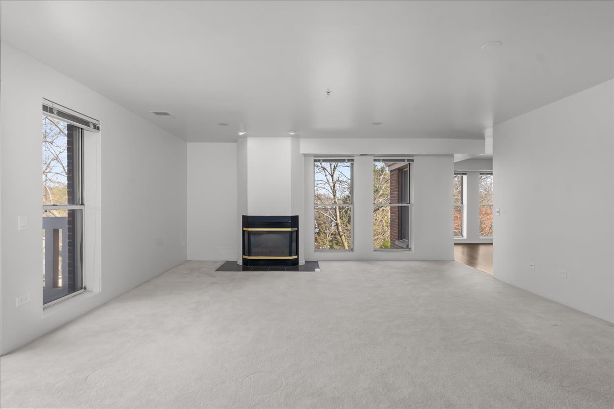 380 Green Bay Road, Unit 4D Winnetka, IL 60093 - Photo 8 of 25 a view of an empty room with window and cabinet