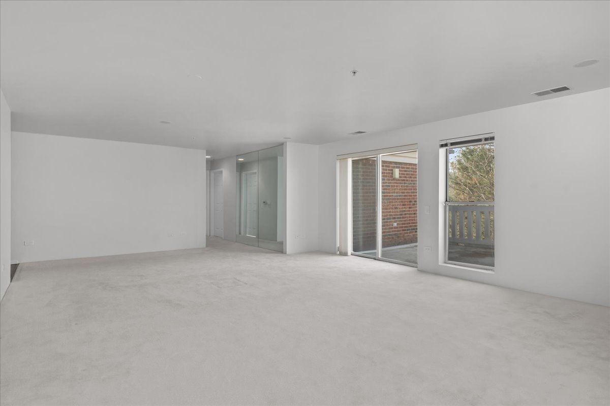 380 Green Bay Road, Unit 4D Winnetka, IL 60093 - Photo 9 of 25 a view of an empty room with a window
