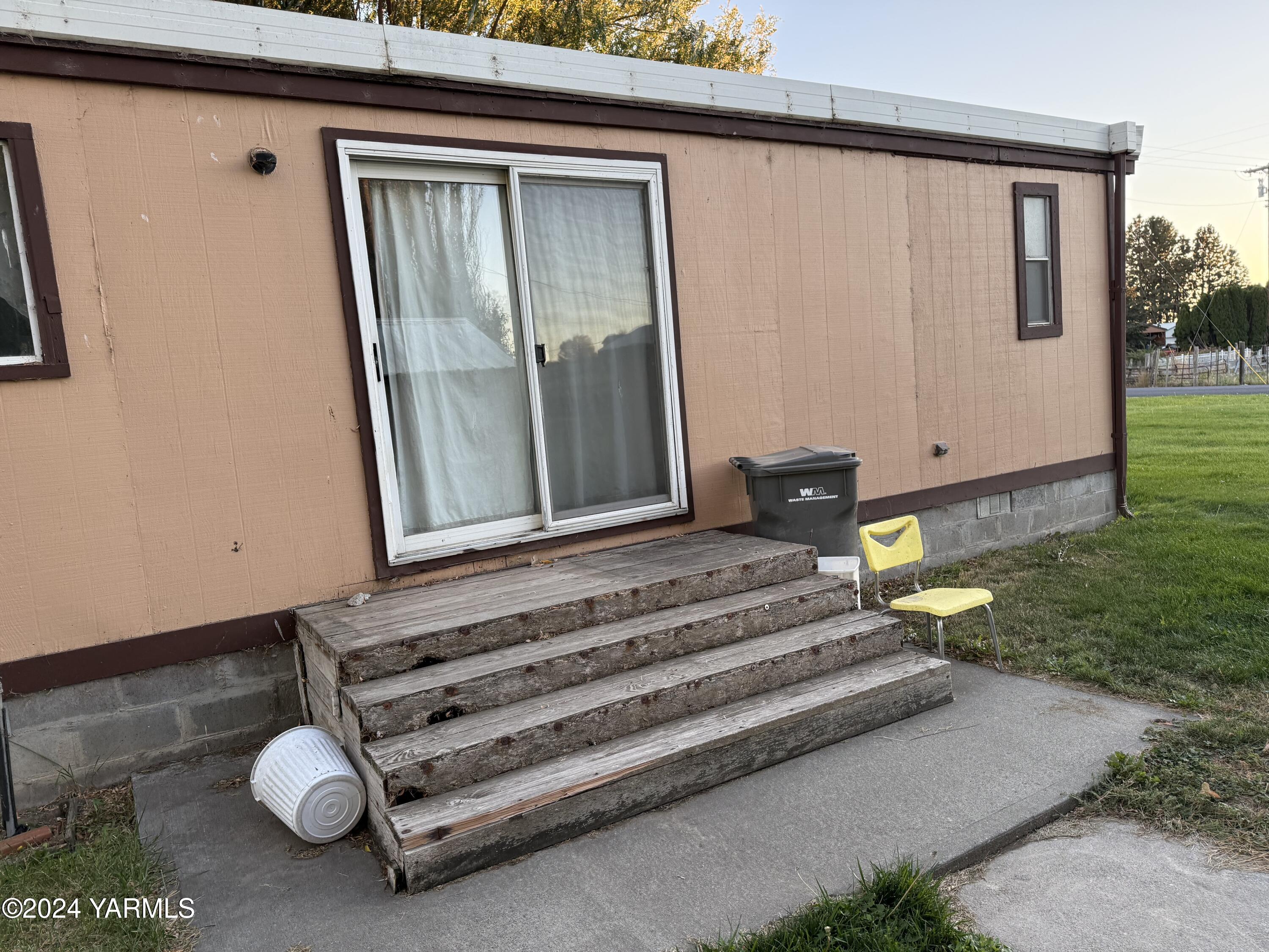 19101 North Beers Road Prosser, WA 99350 - Photo 11 of 45 a front view of a house with garden