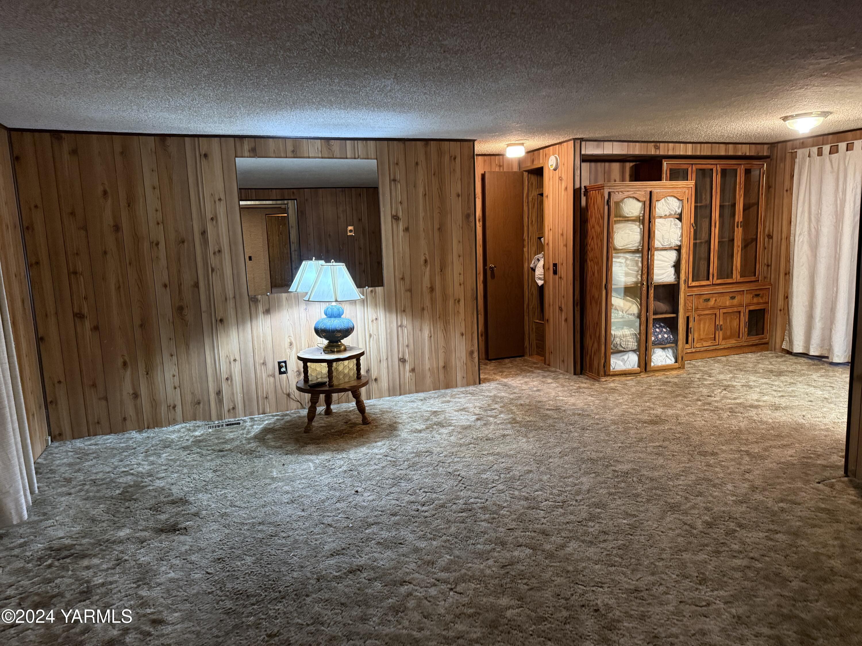 19101 North Beers Road Prosser, WA 99350 - Photo 17 of 45 a living room with furniture and a window