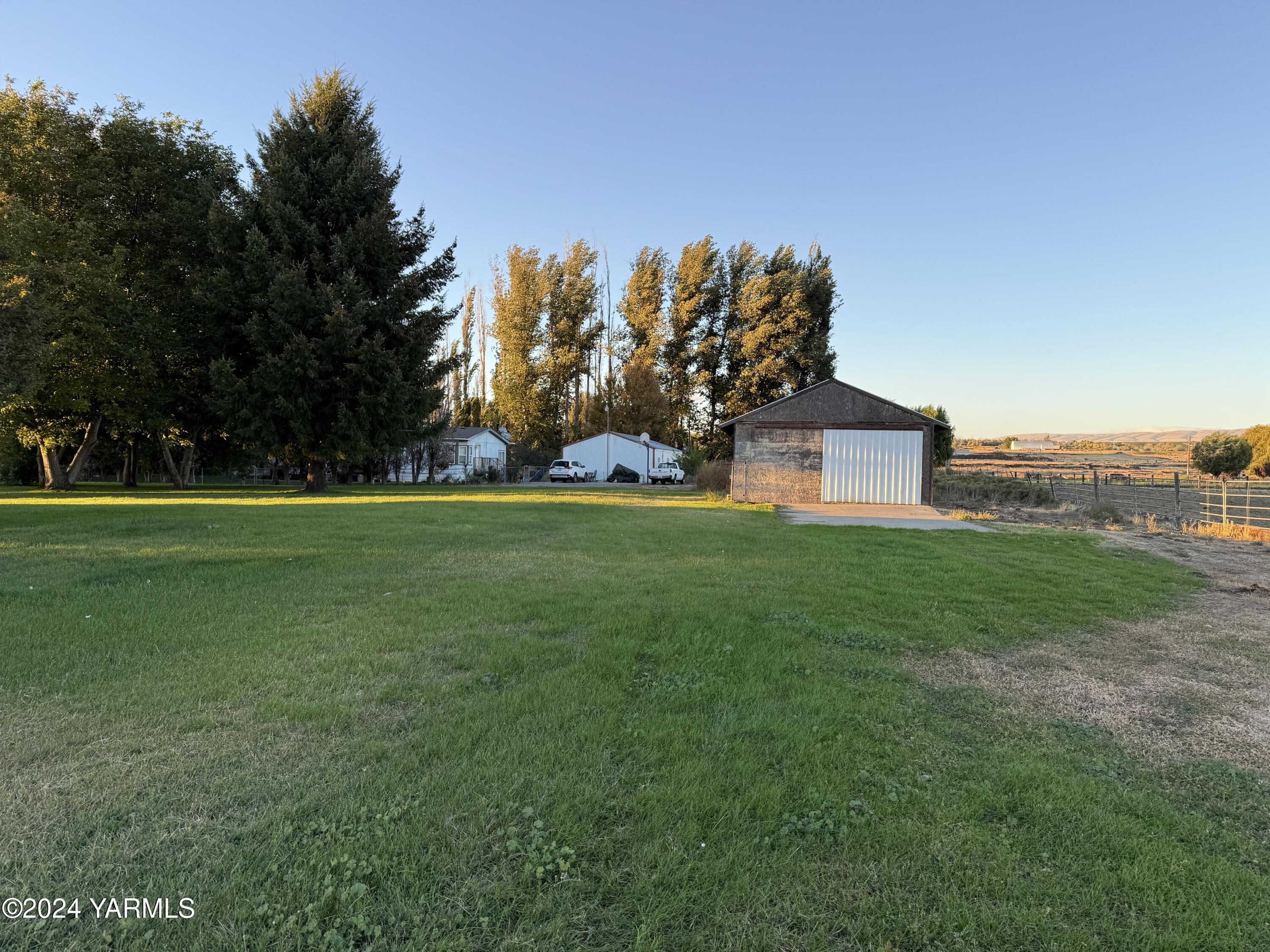 19101 North Beers Road Prosser, WA 99350 - Photo 2 of 45 a front view of a house with garden
