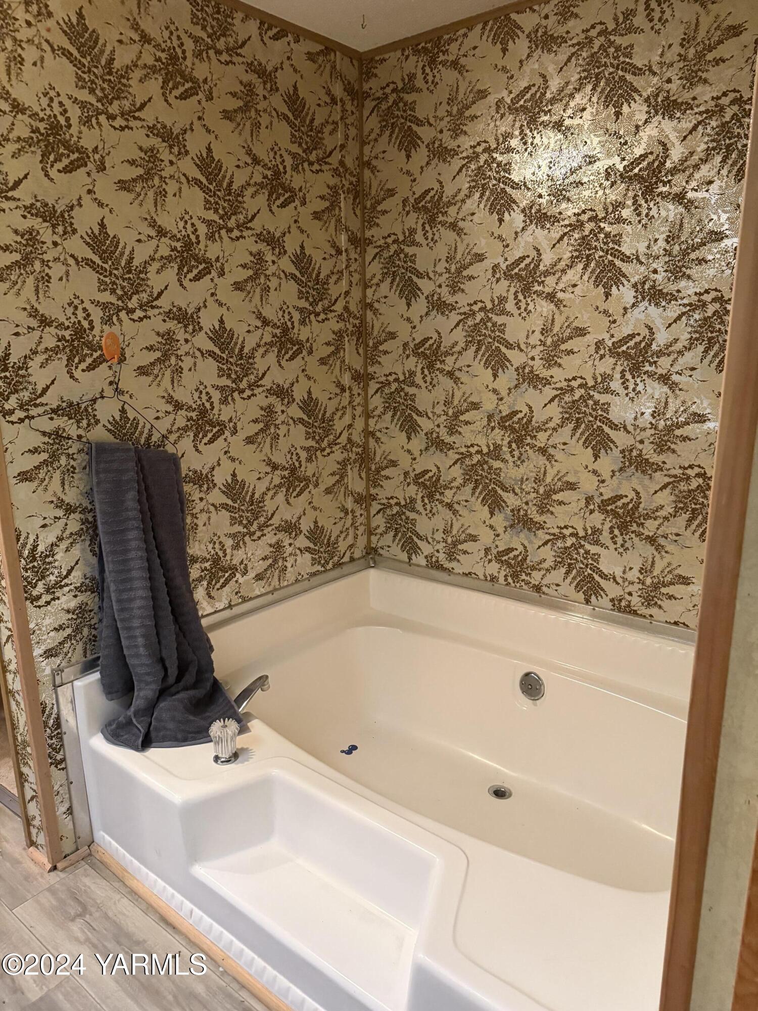 19101 North Beers Road Prosser, WA 99350 - Photo 22 of 45 a bathroom with a bathtub