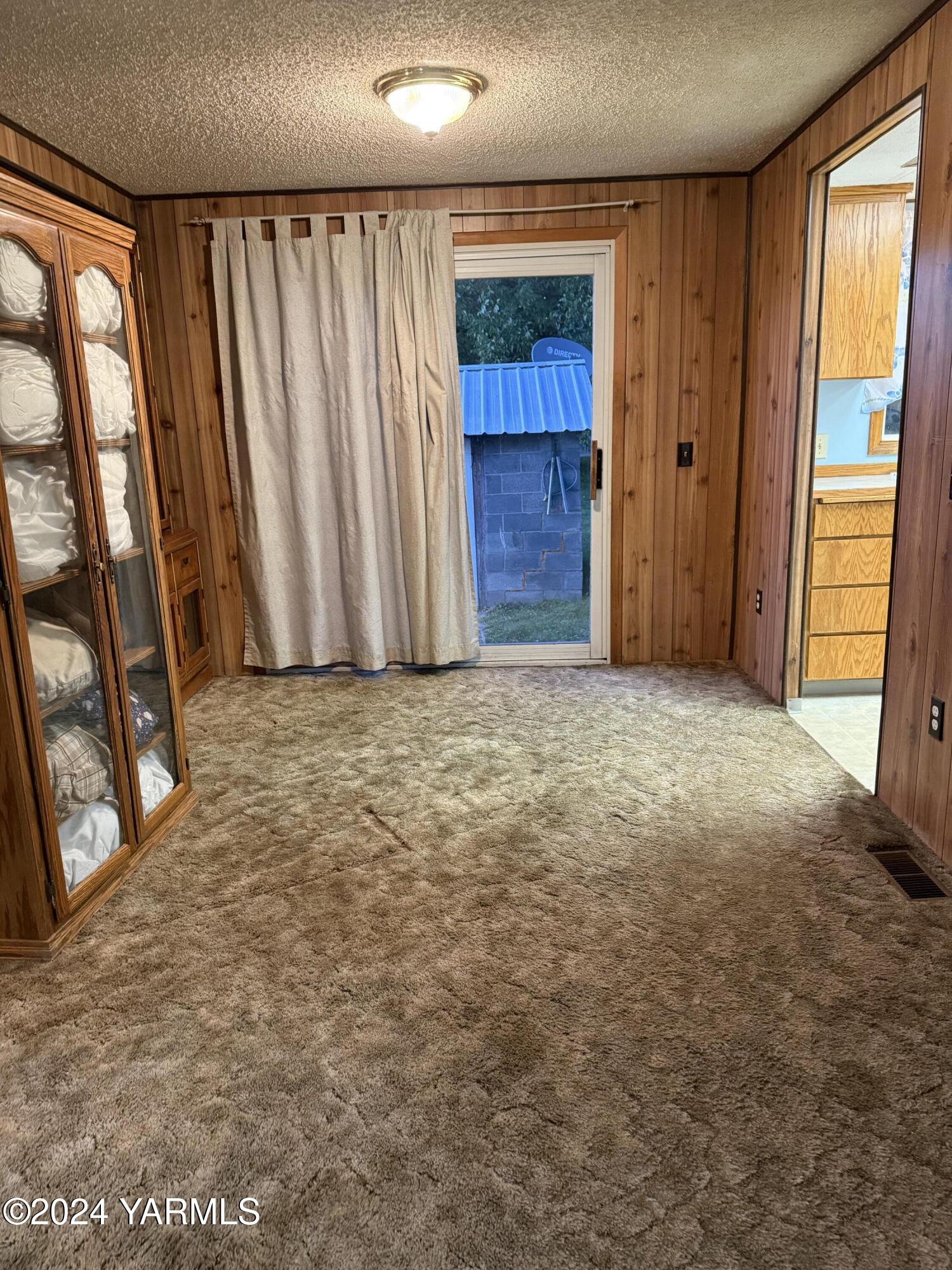 19101 North Beers Road Prosser, WA 99350 - Photo 27 of 45 an empty room with windows