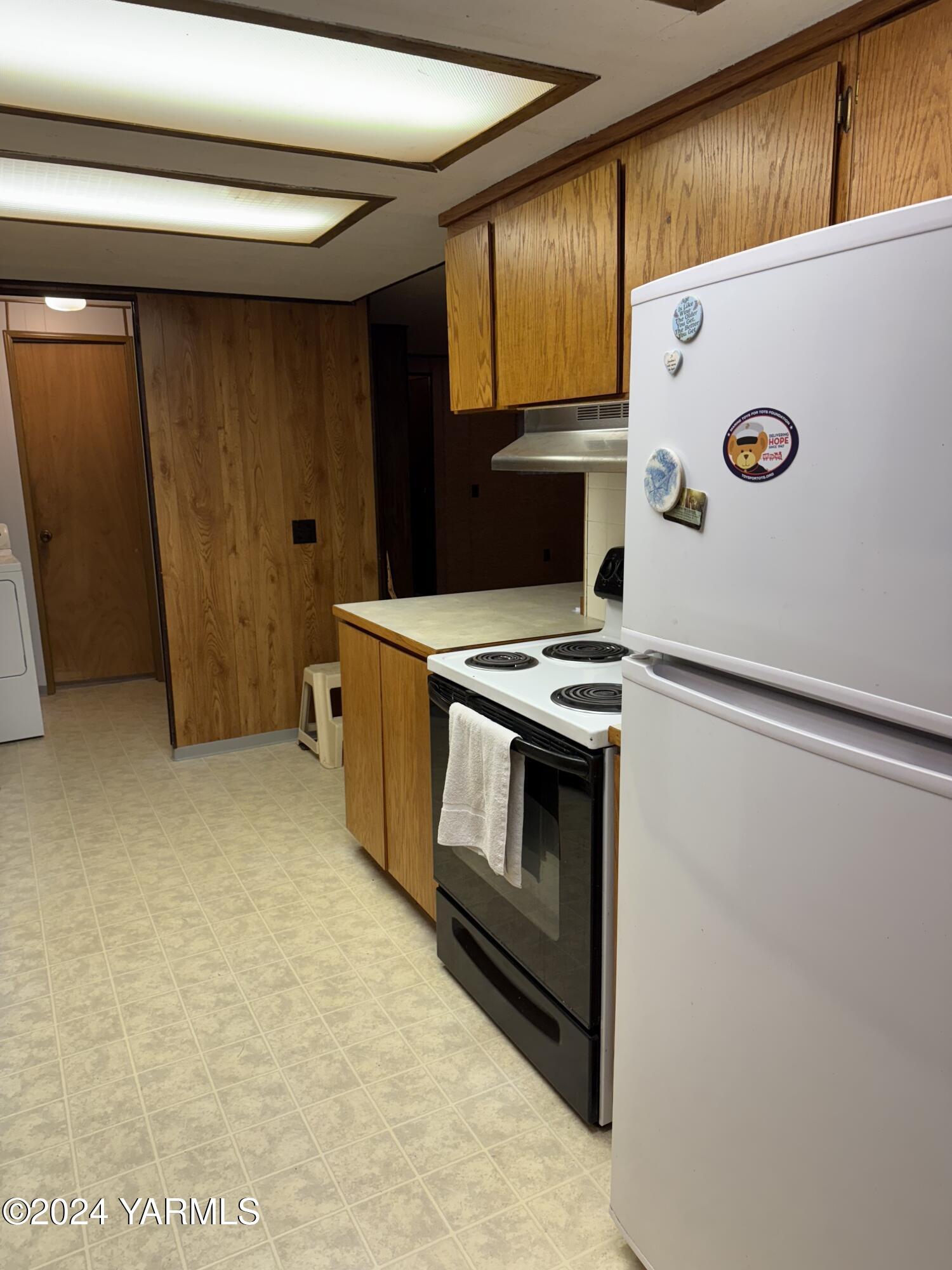 19101 North Beers Road Prosser, WA 99350 - Photo 29 of 45 a kitchen with a stove and a refrigerator