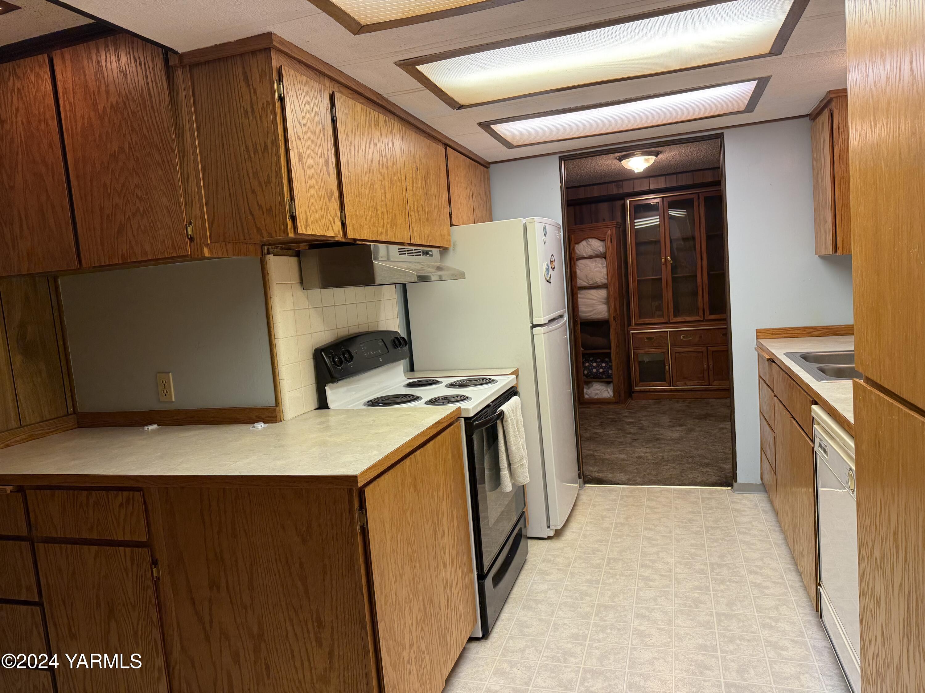 19101 North Beers Road Prosser, WA 99350 - Photo 31 of 45 a kitchen with a refrigerator and a stove