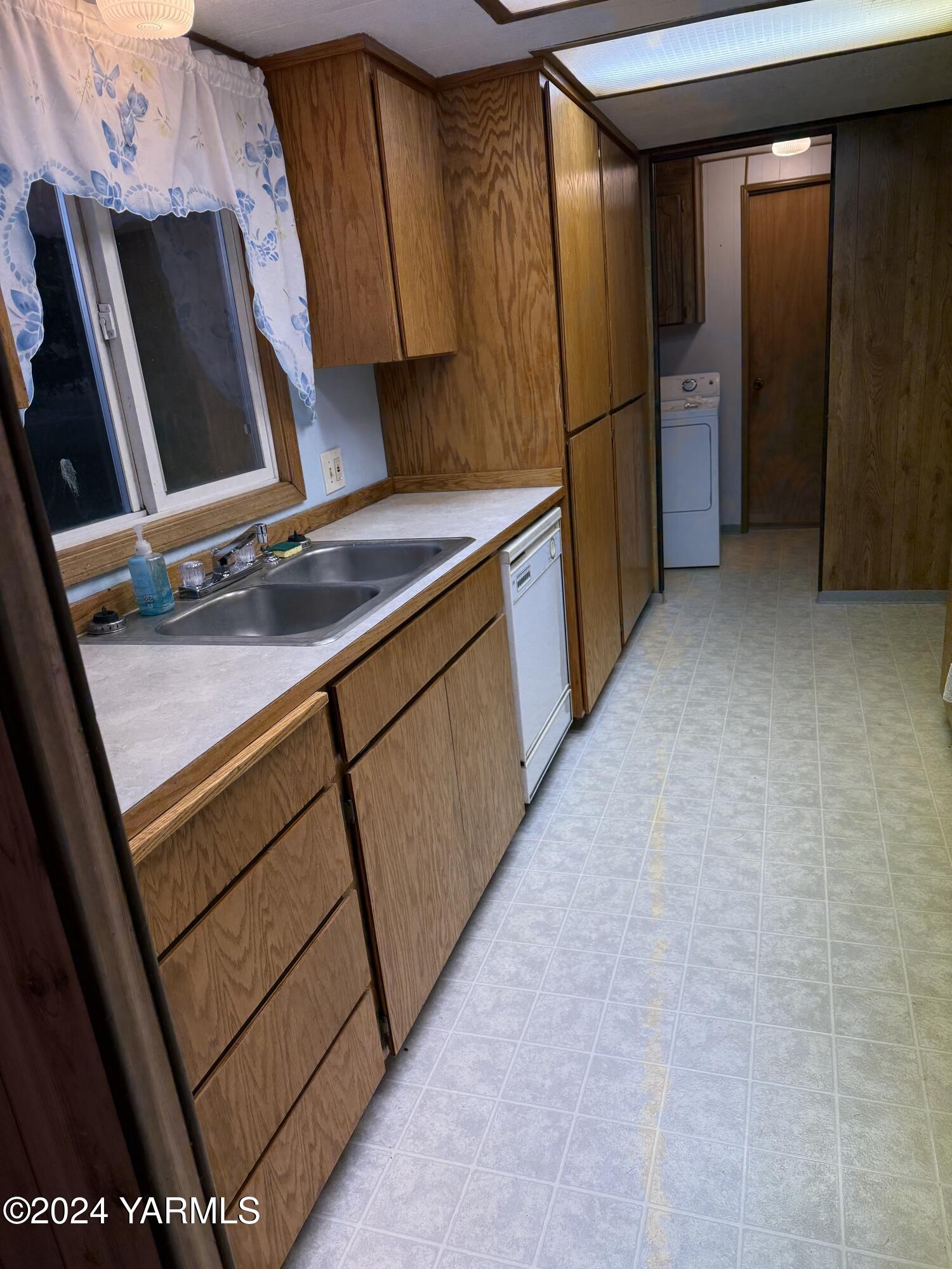19101 North Beers Road Prosser, WA 99350 - Photo 32 of 45 a kitchen with refrigerator and window