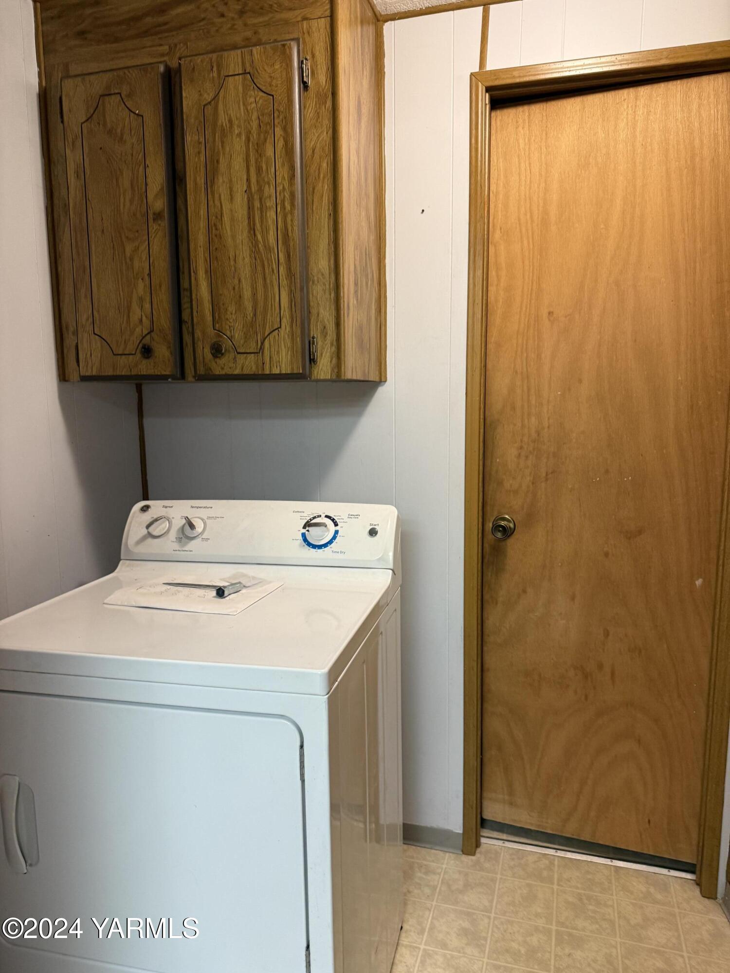 19101 North Beers Road Prosser, WA 99350 - Photo 33 of 45 a utility room with dryer and washer