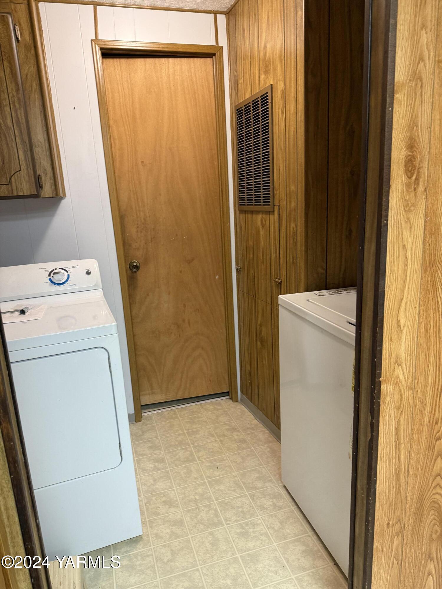 19101 North Beers Road Prosser, WA 99350 - Photo 35 of 45 a utility room with dryer and washer