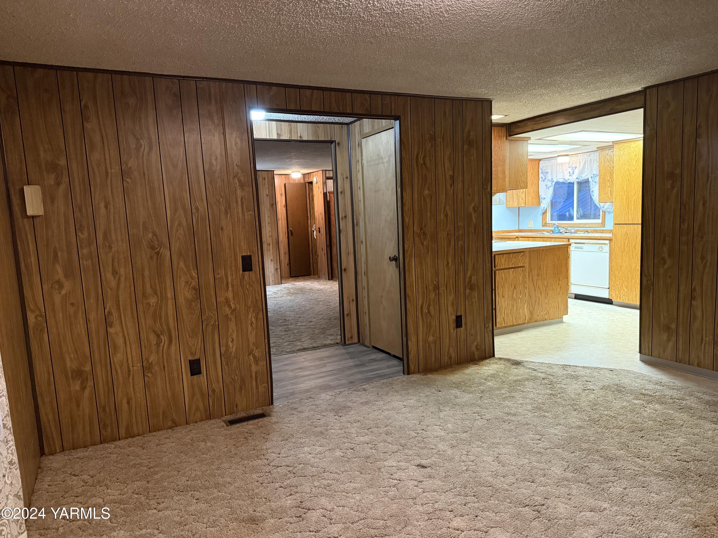 19101 North Beers Road Prosser, WA 99350 - Photo 36 of 45 an empty room with closet and a bathroom