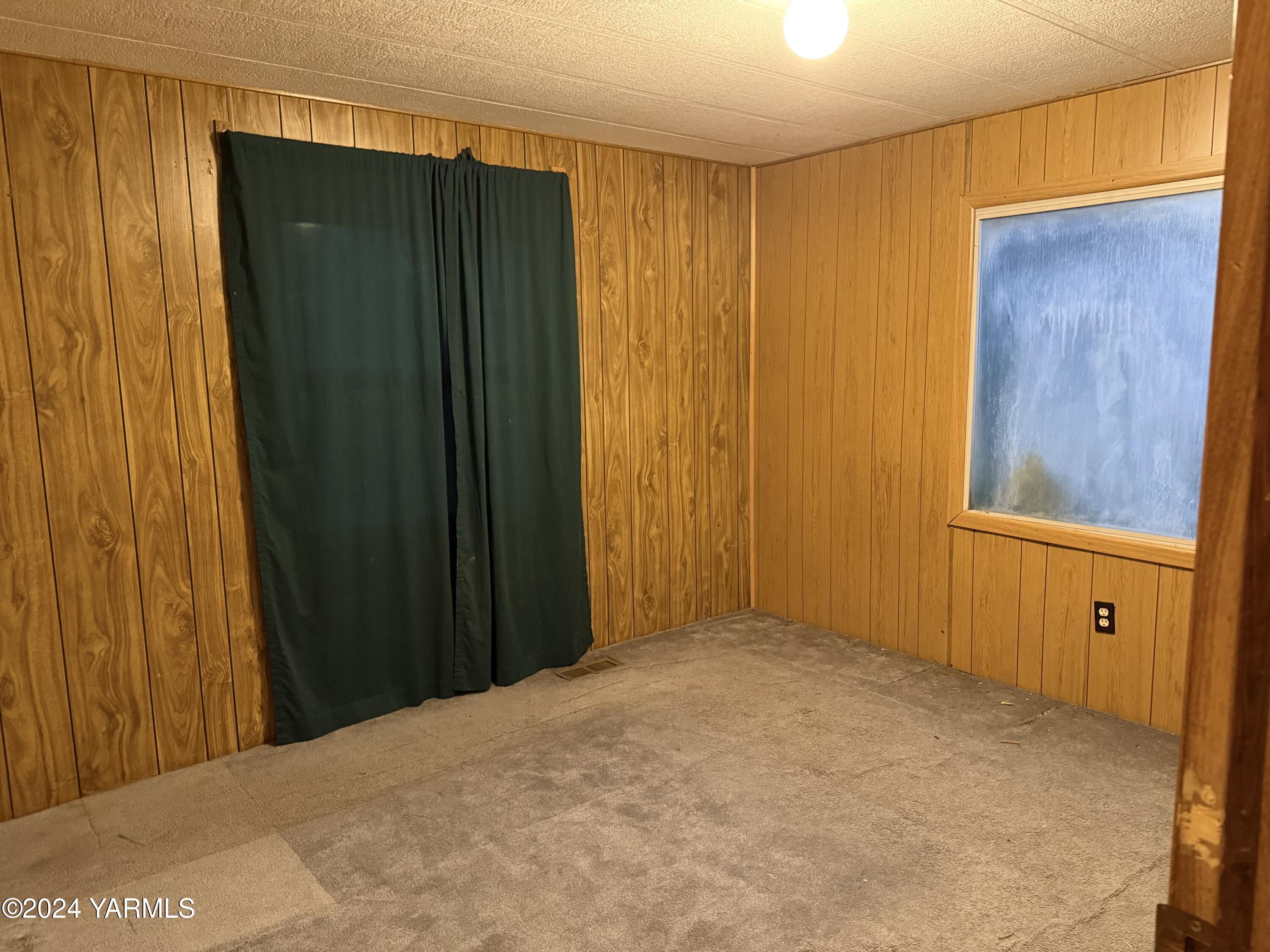 19101 North Beers Road Prosser, WA 99350 - Photo 39 of 45 a view of a room with closet area