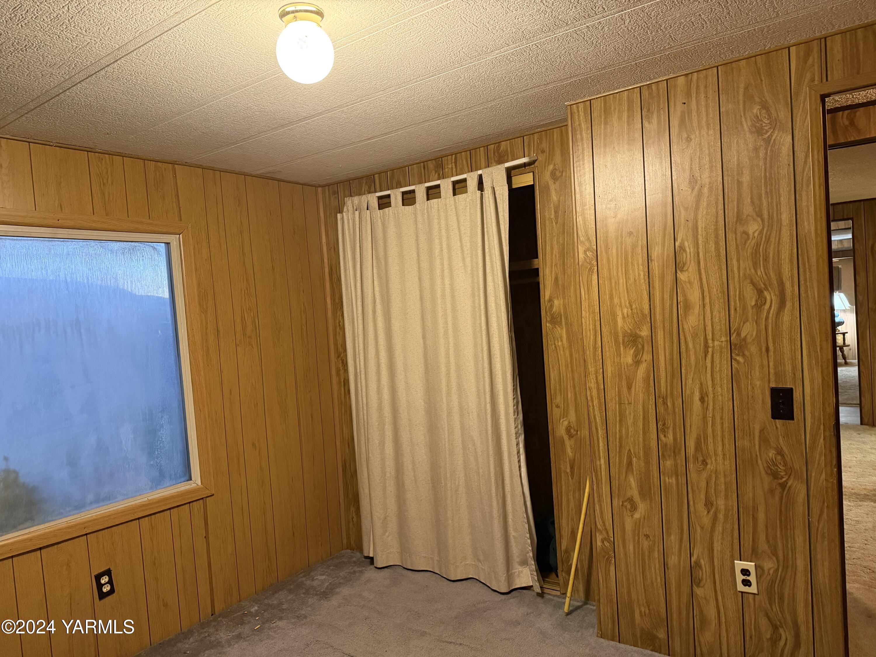 19101 North Beers Road Prosser, WA 99350 - Photo 40 of 45 a view of a elevator with shower