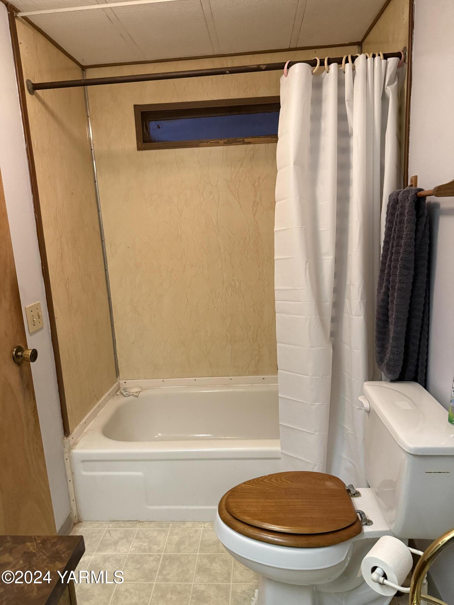 19101 North Beers Road Prosser, WA 99350 - Photo 42 of 45 a bathroom with a toilet and a bathtub