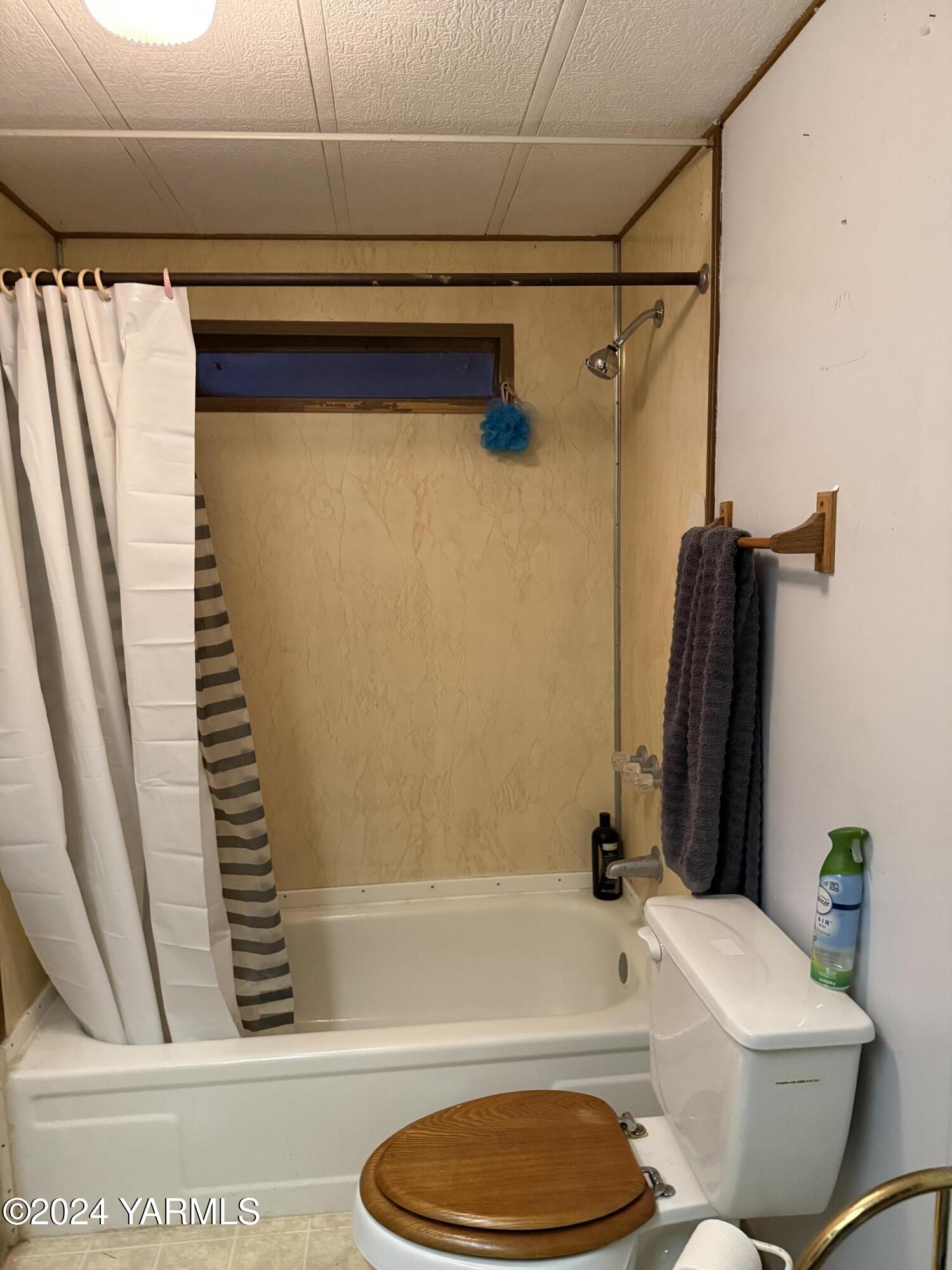19101 North Beers Road Prosser, WA 99350 - Photo 43 of 45 a bathroom with a toilet and a shower