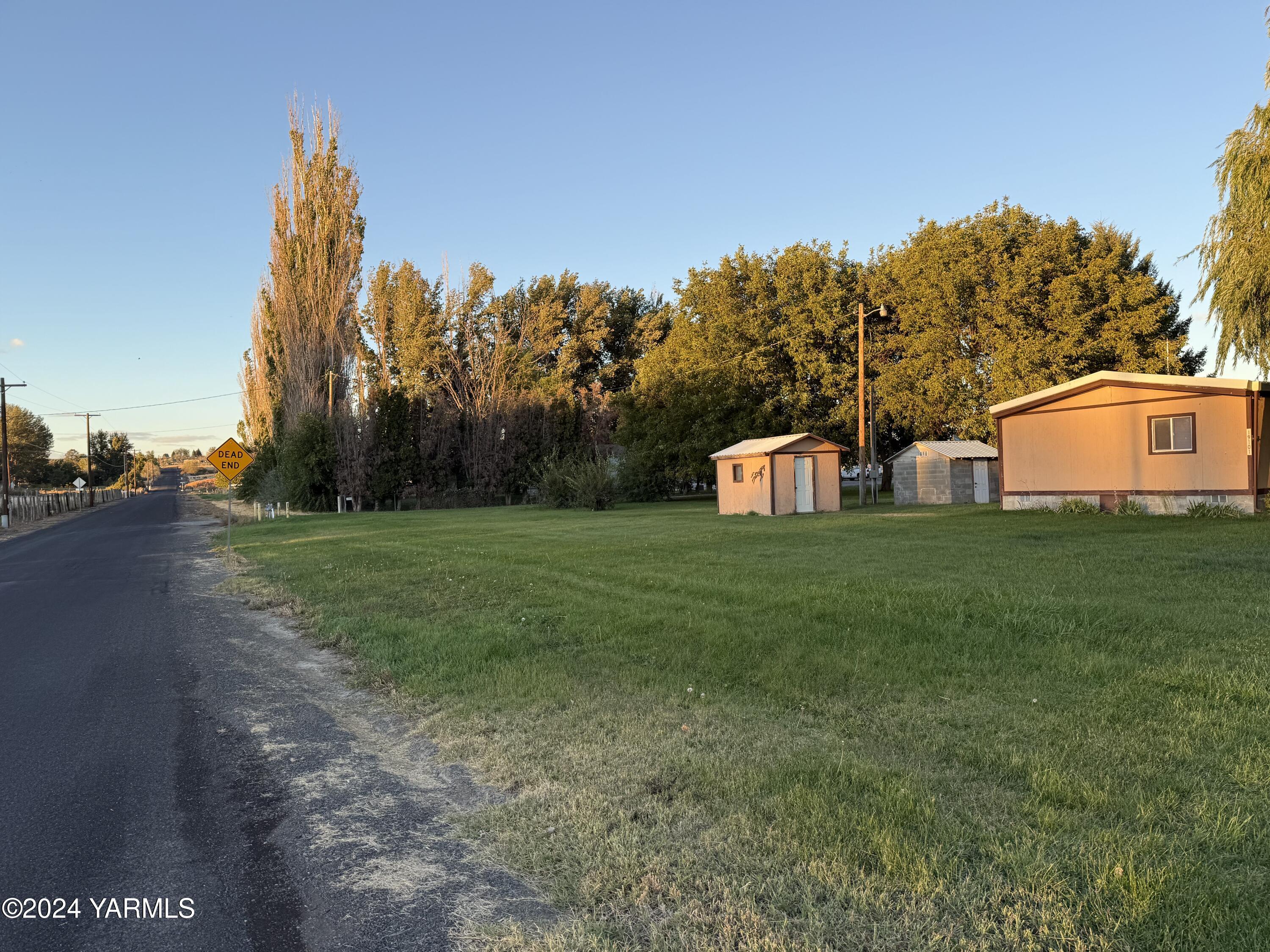 19101 North Beers Road Prosser, WA 99350 - Photo 7 of 45 a house view with a garden space