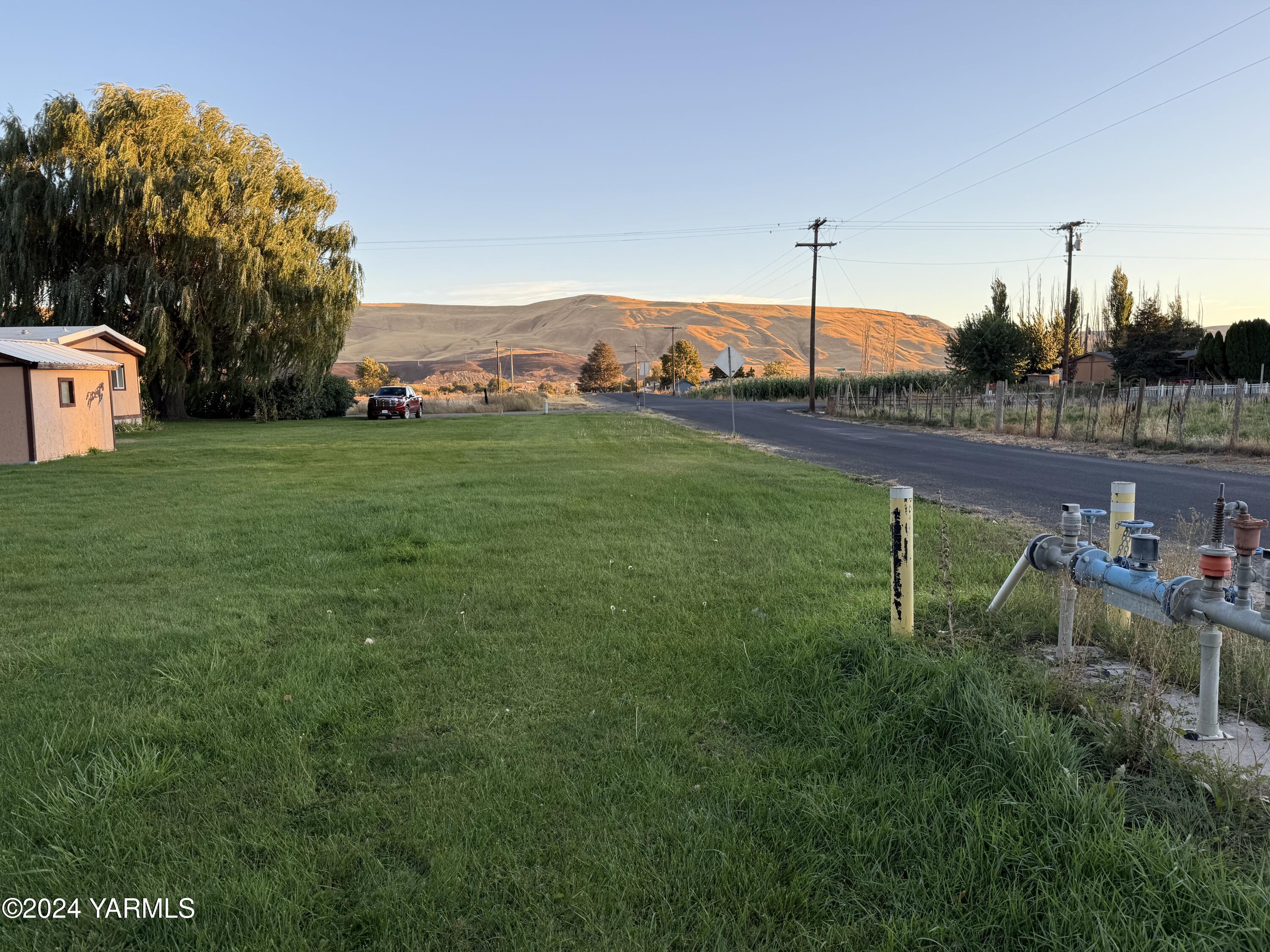 19101 North Beers Road Prosser, WA 99350 - Photo 9 of 45 a view of a terrace with a garden