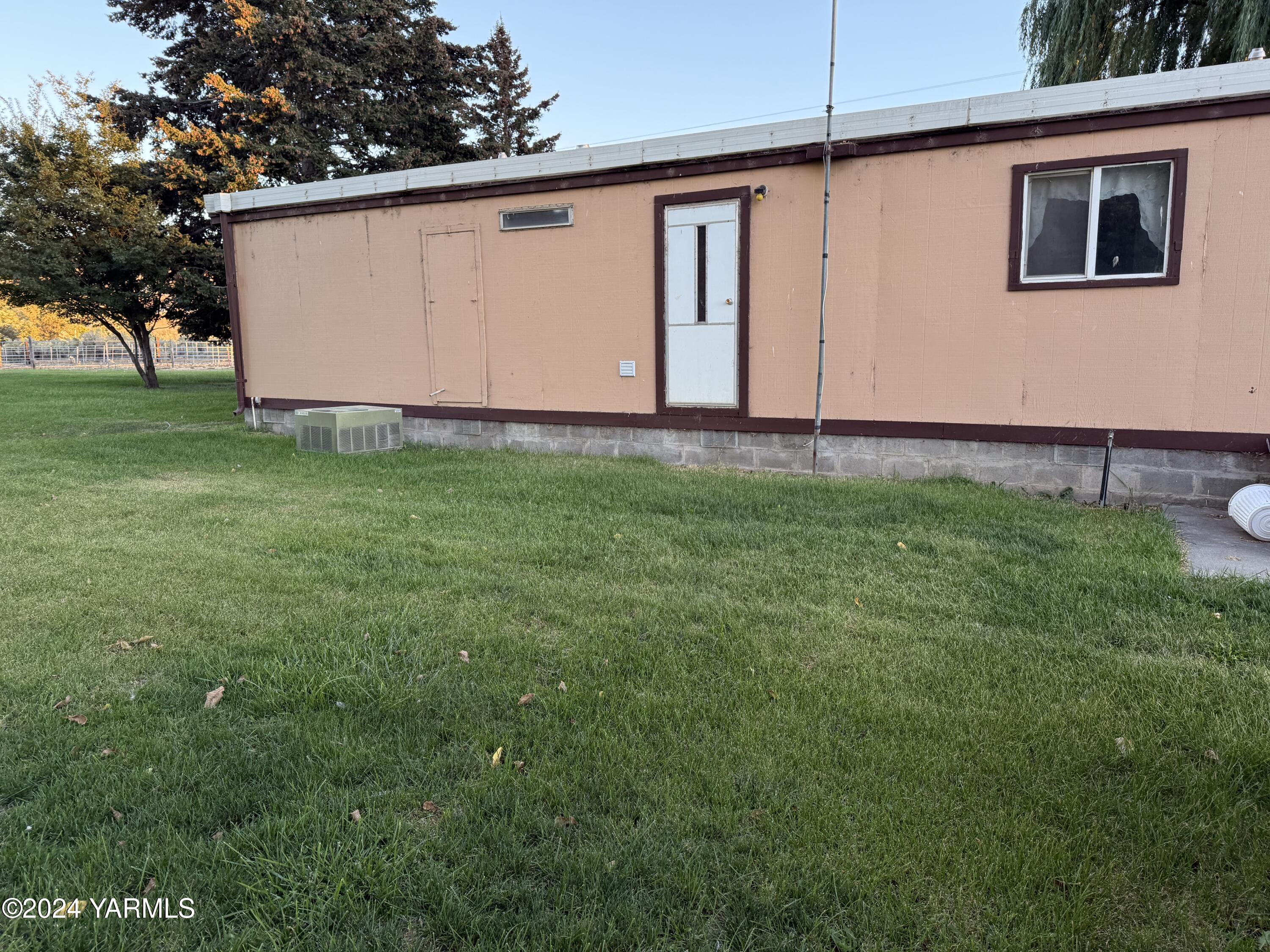 19101 North Beers Road Prosser, WA 99350 - Photo 10 of 45 a view of backyard with potted plants and large tree