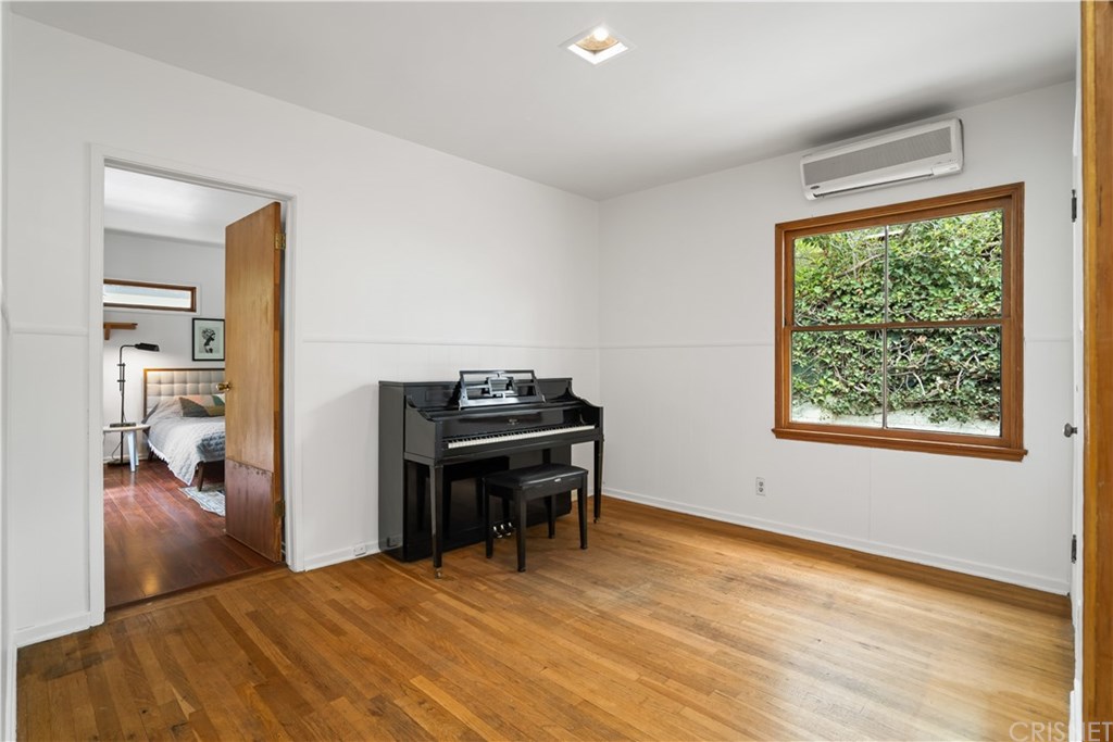 2007 Cambridge Place South Pasadena, CA 91030 - Photo 12 of 37 Bedroom walk-thru to Primary Bedroom.