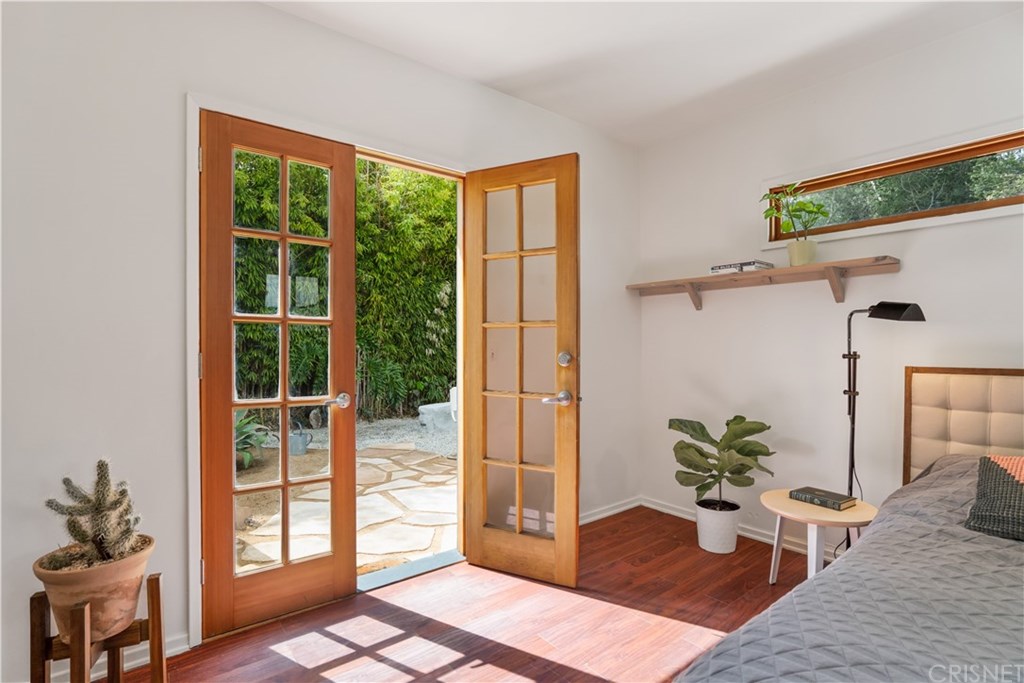 2007 Cambridge Place South Pasadena, CA 91030 - Photo 16 of 37 Primary Bedroom out to private backyard