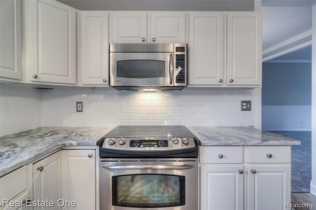 2703 Oak View Court Rochester Hills, MI 48307 - Photo 8 of 53