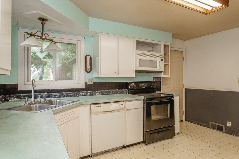 4042 Horton Road Jackson, MI 49201 - Photo 6 of 42 5R9A0006