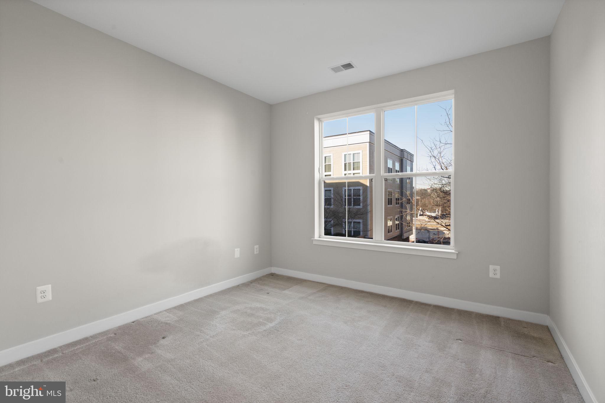 989 South Buchanan Street, Unit 312 Arlington, VA 22204 - Photo 21 of 45 an empty room with a window
