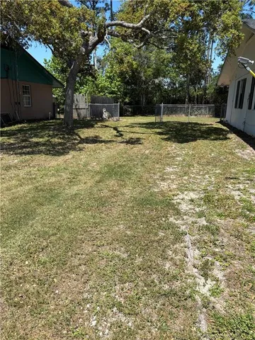 a view of back yard of the house