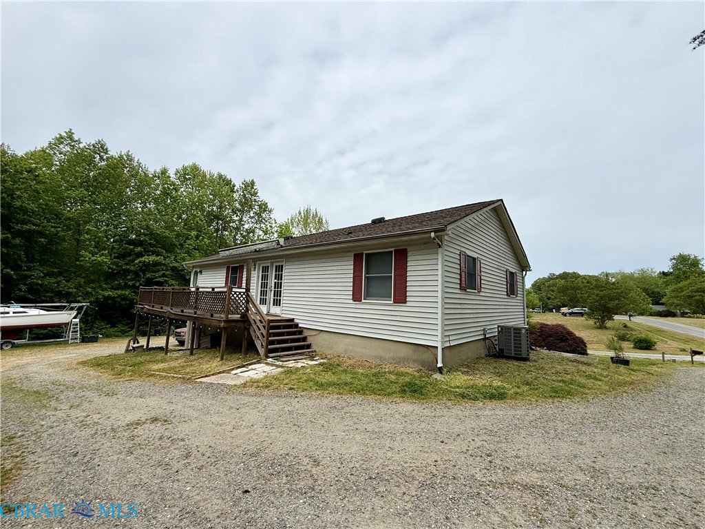 327 Gilbert Street Kilmarnock, VA 22482 - Photo 4 of 37