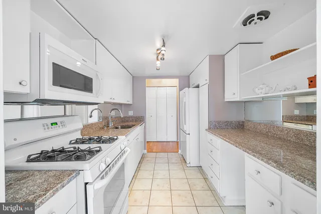 $450,000 | 1326 Spruce Street, Unit 1701, Philadelphia, PA 19107