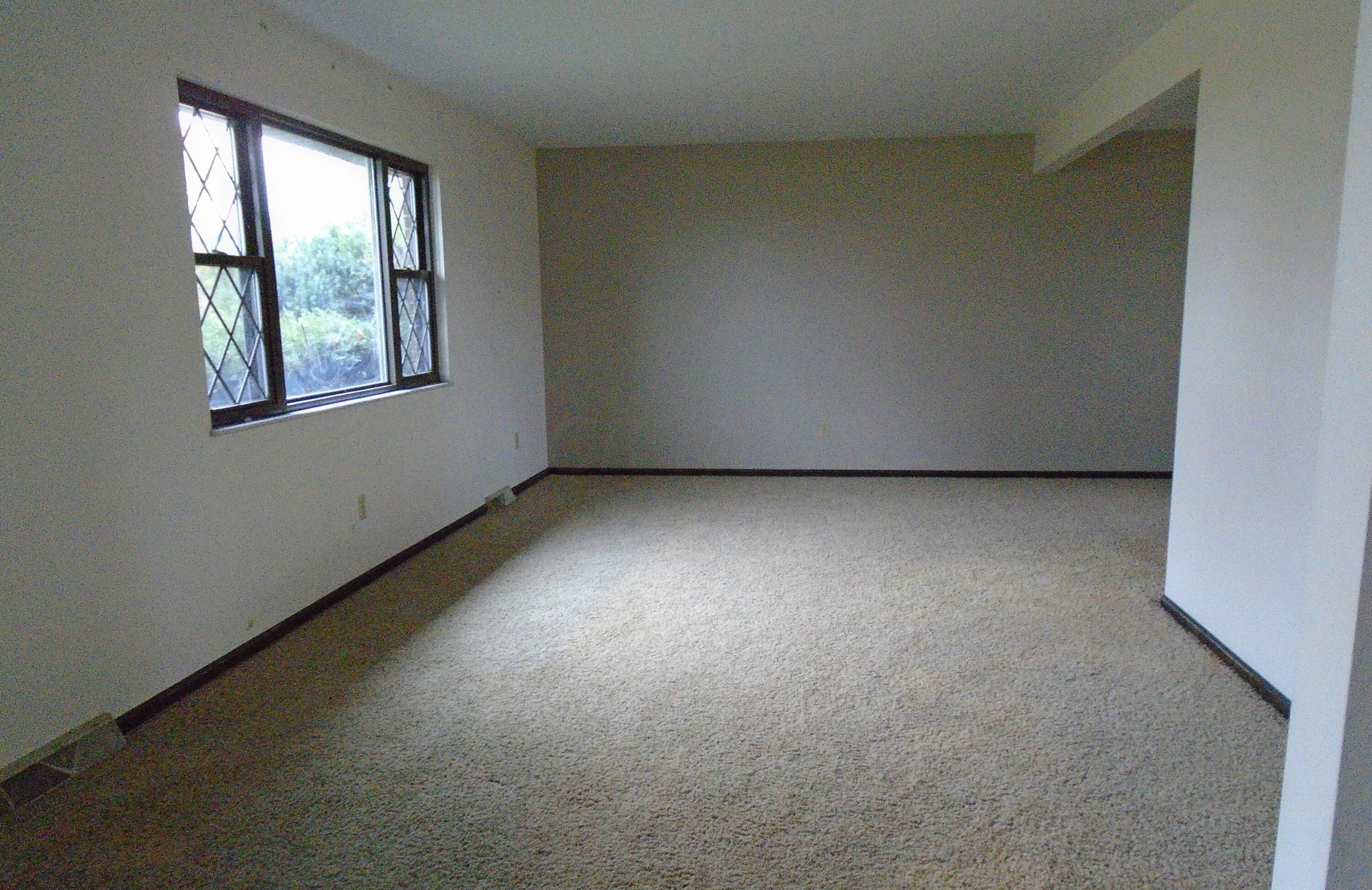 12705 Commercial Point Road Ashville, OH 43103 - Photo 7 of 28 Living room