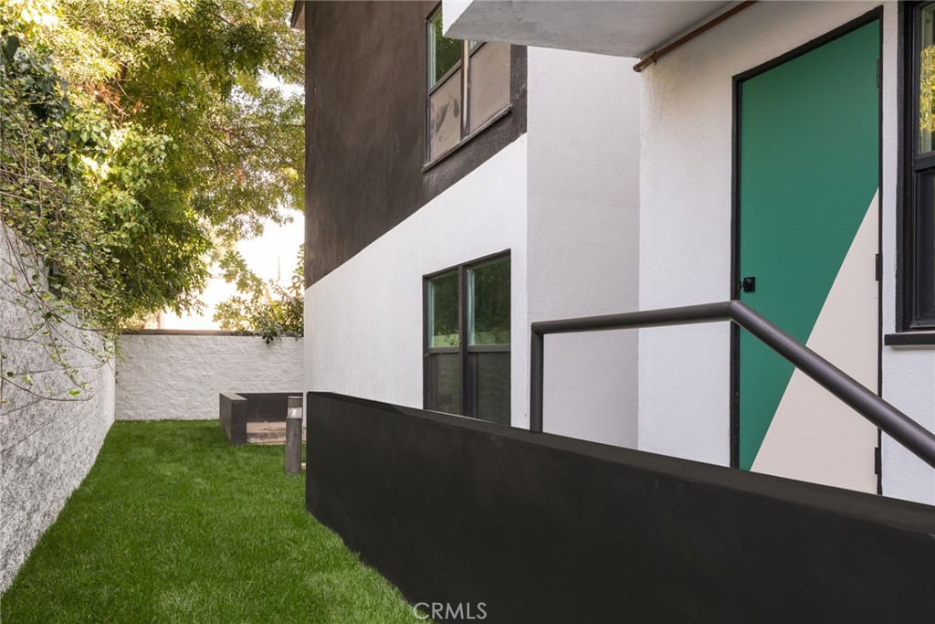 262 North Los Robles Avenue Pasadena, CA 91101 - Photo 18 of 45 a view of balcony