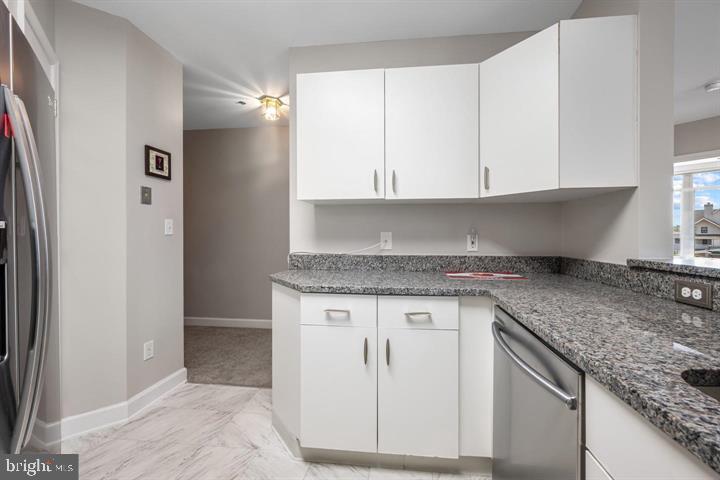 100 Harborview Drive, Unit 212 Baltimore, MD 21230 - Photo 10 of 29 a kitchen with granite countertop a sink and cabinets