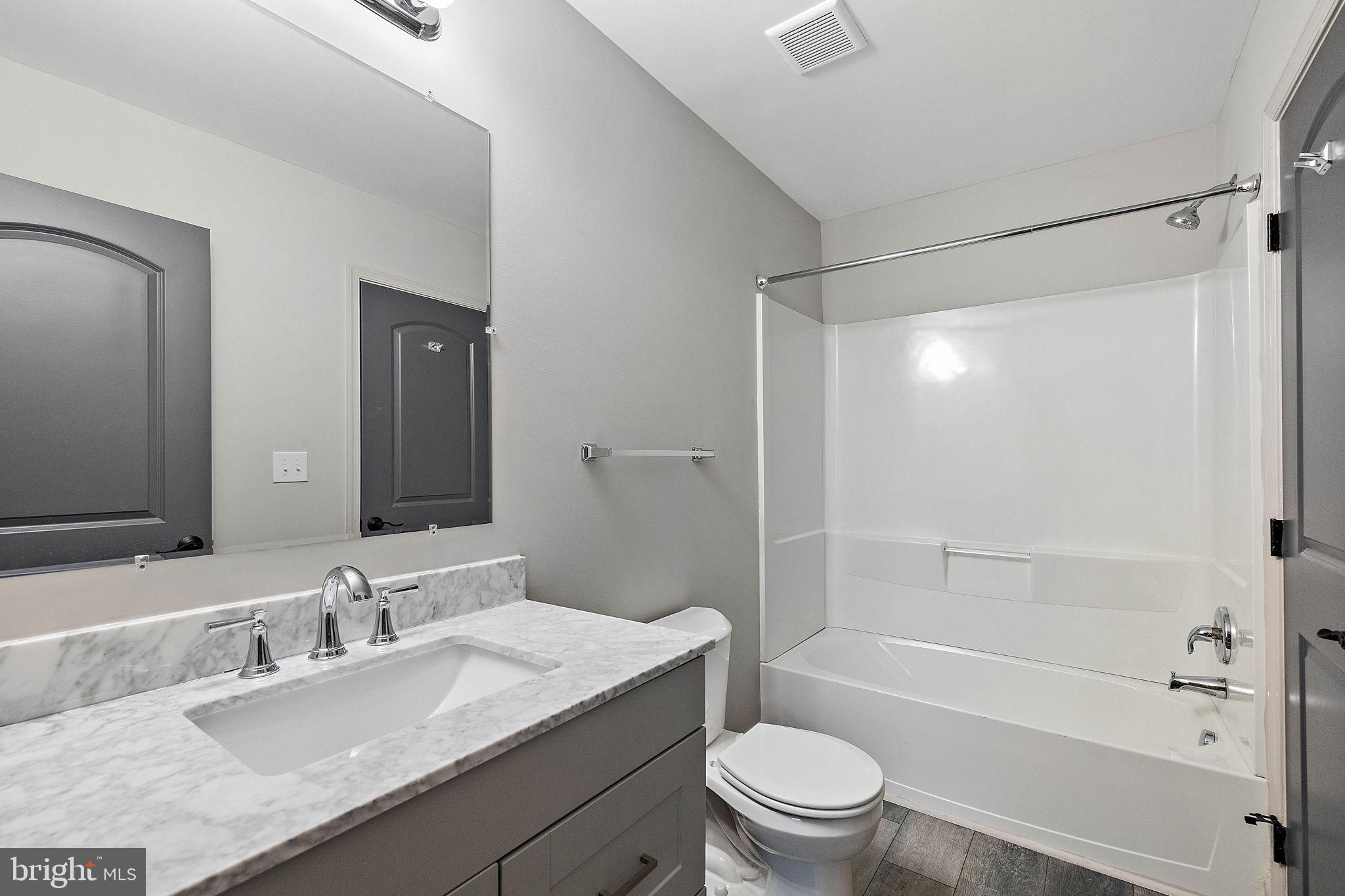 116 Council Circle Newark, DE 19702 - Photo 13 of 21 Shared bath with extra large vanity