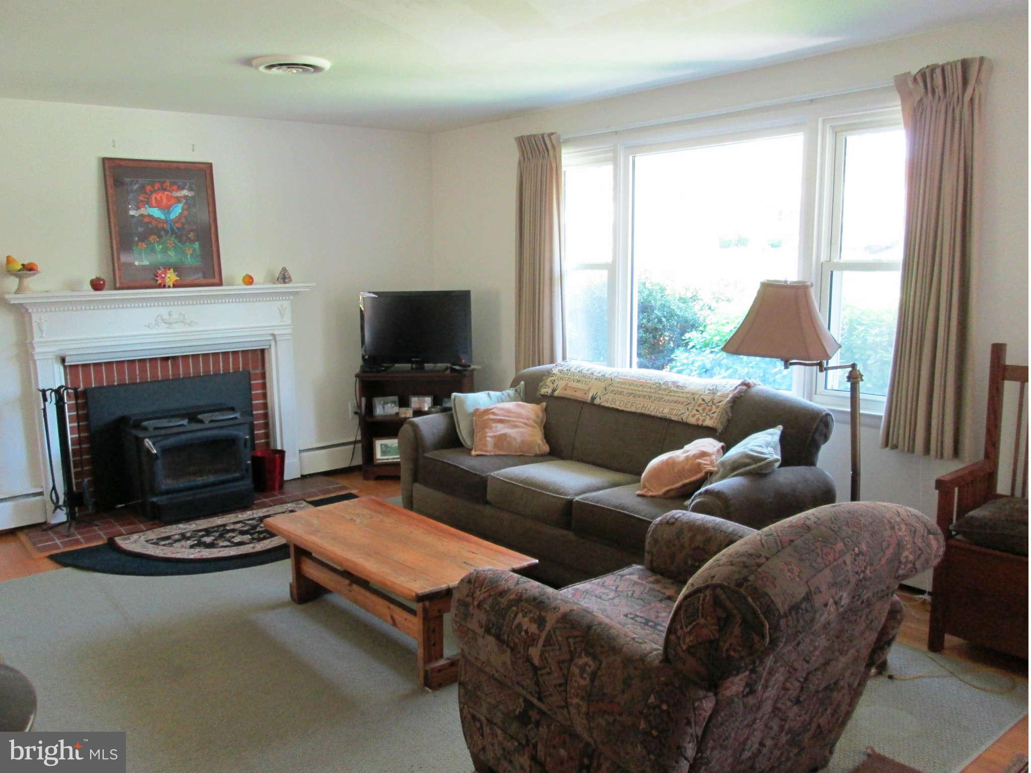 205 Gateswood Road Lutherville-Timonium, MD 21093 - Photo 2 of 28 Living Room