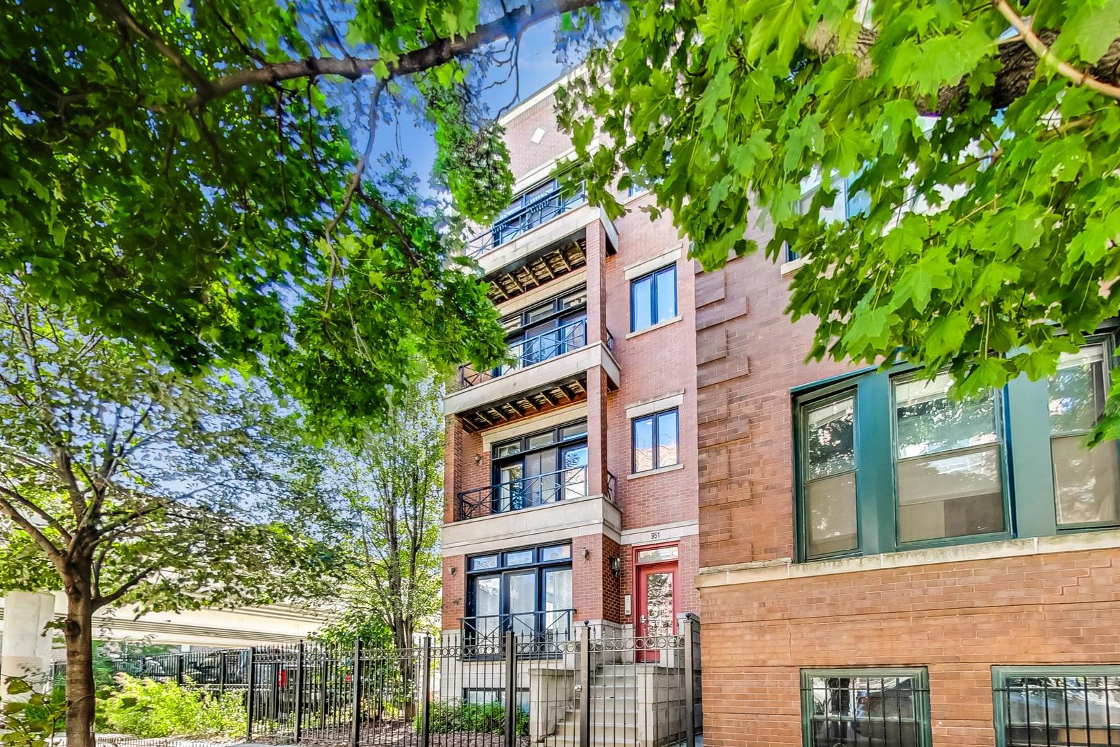 951 West Fletcher Street, Unit 2 Chicago, IL 60657 - Photo 1 of 26 front view of a building