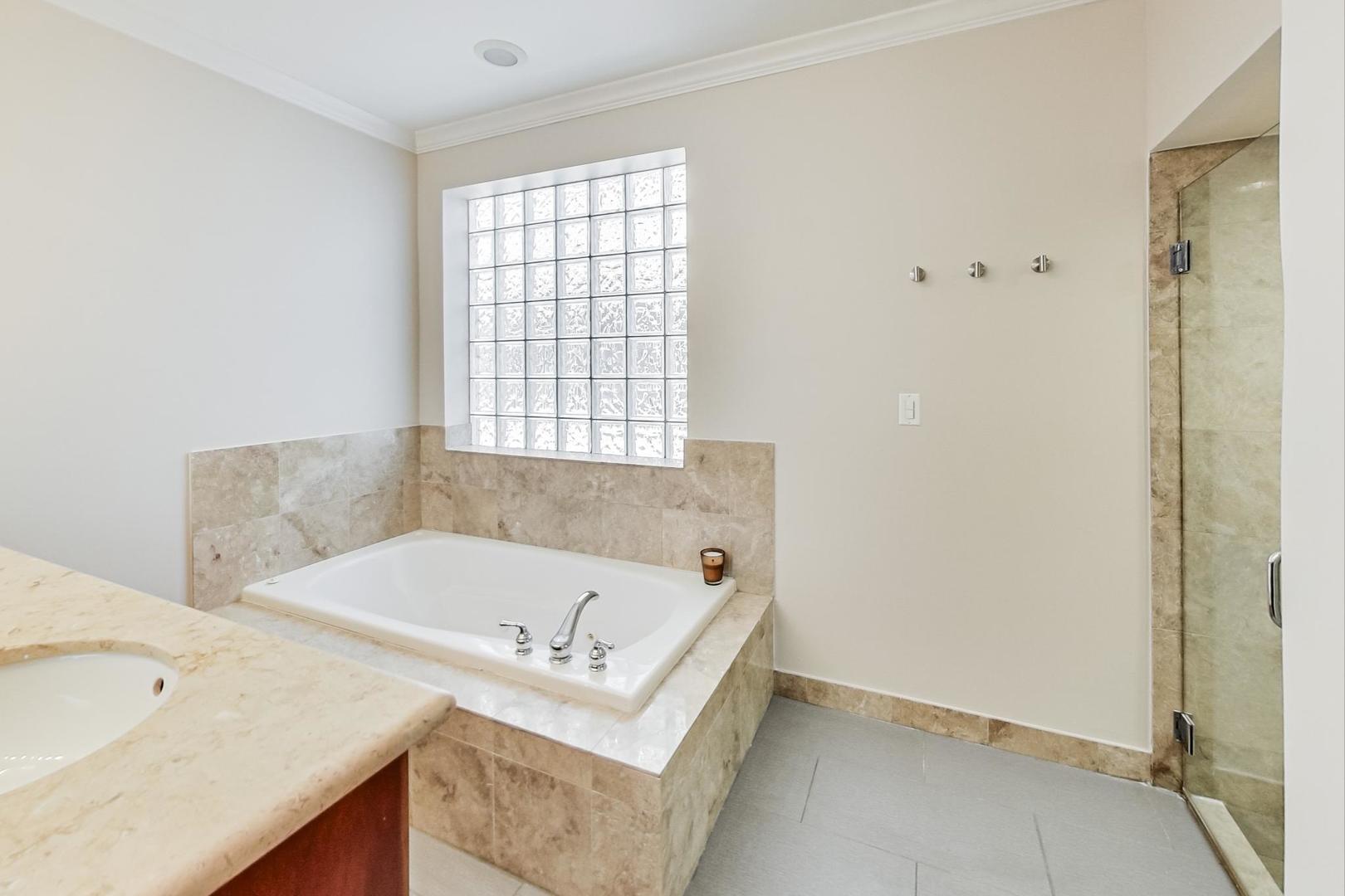 951 West Fletcher Street, Unit 2 Chicago, IL 60657 - Photo 16 of 26 a bathroom with a bathtub and a sink