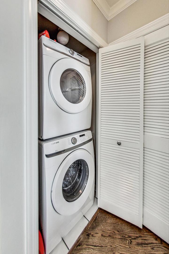 951 West Fletcher Street, Unit 2 Chicago, IL 60657 - Photo 22 of 26 a utility room with dryer and washer