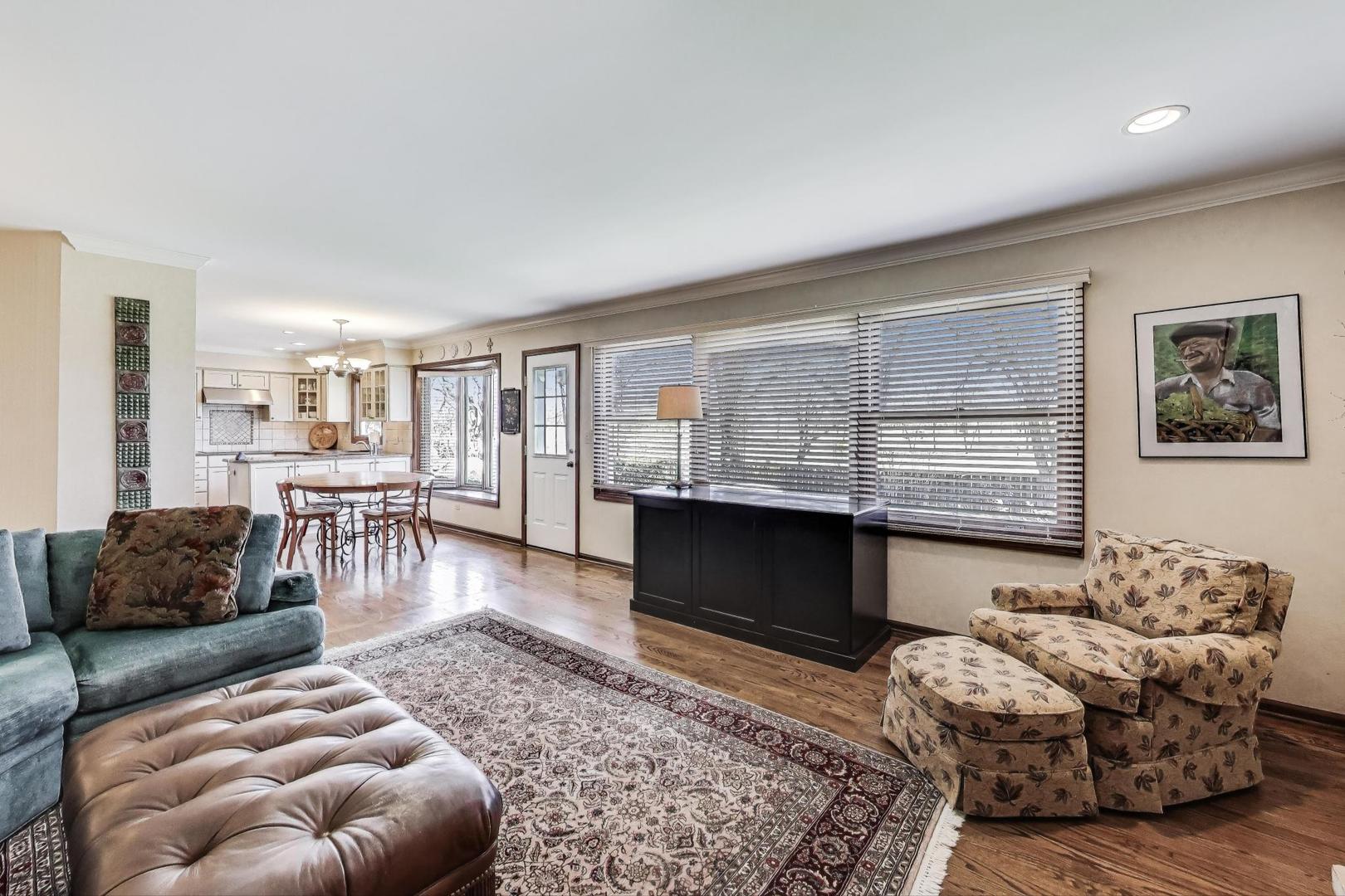 2207 North Brighton Place Arlington Heights, IL 60004 - Photo 14 of 37 a living room with furniture and a flat screen tv