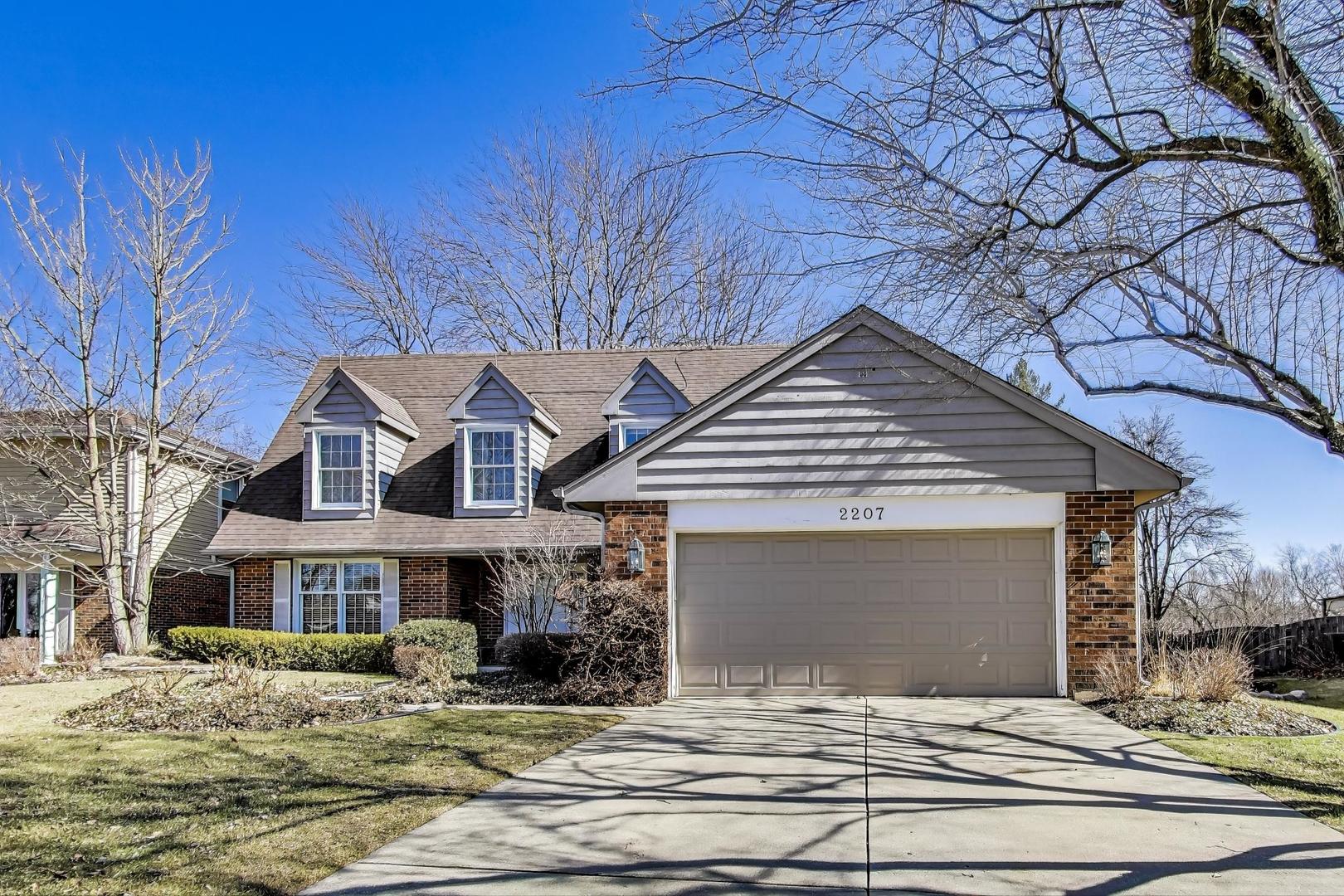 2207 North Brighton Place Arlington Heights, IL 60004 - Photo 2 of 37 a front view of a house with garden