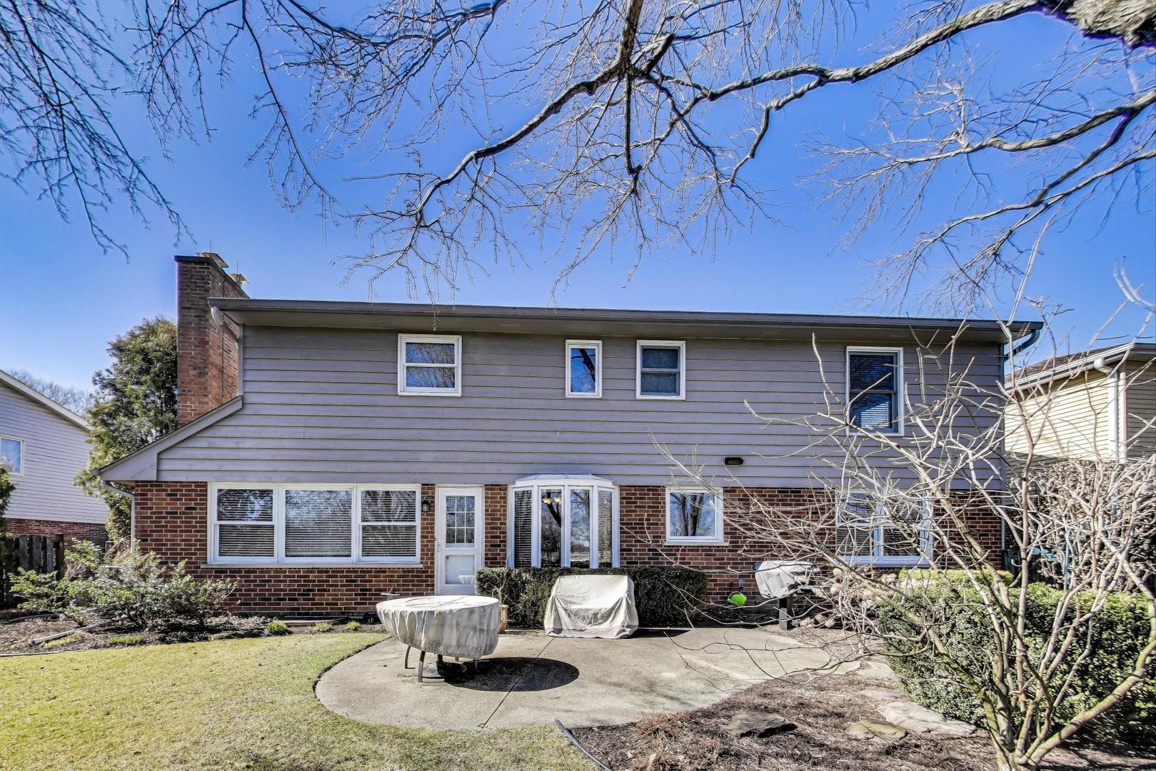 2207 North Brighton Place Arlington Heights, IL 60004 - Photo 28 of 37 a backyard of a house with seating space